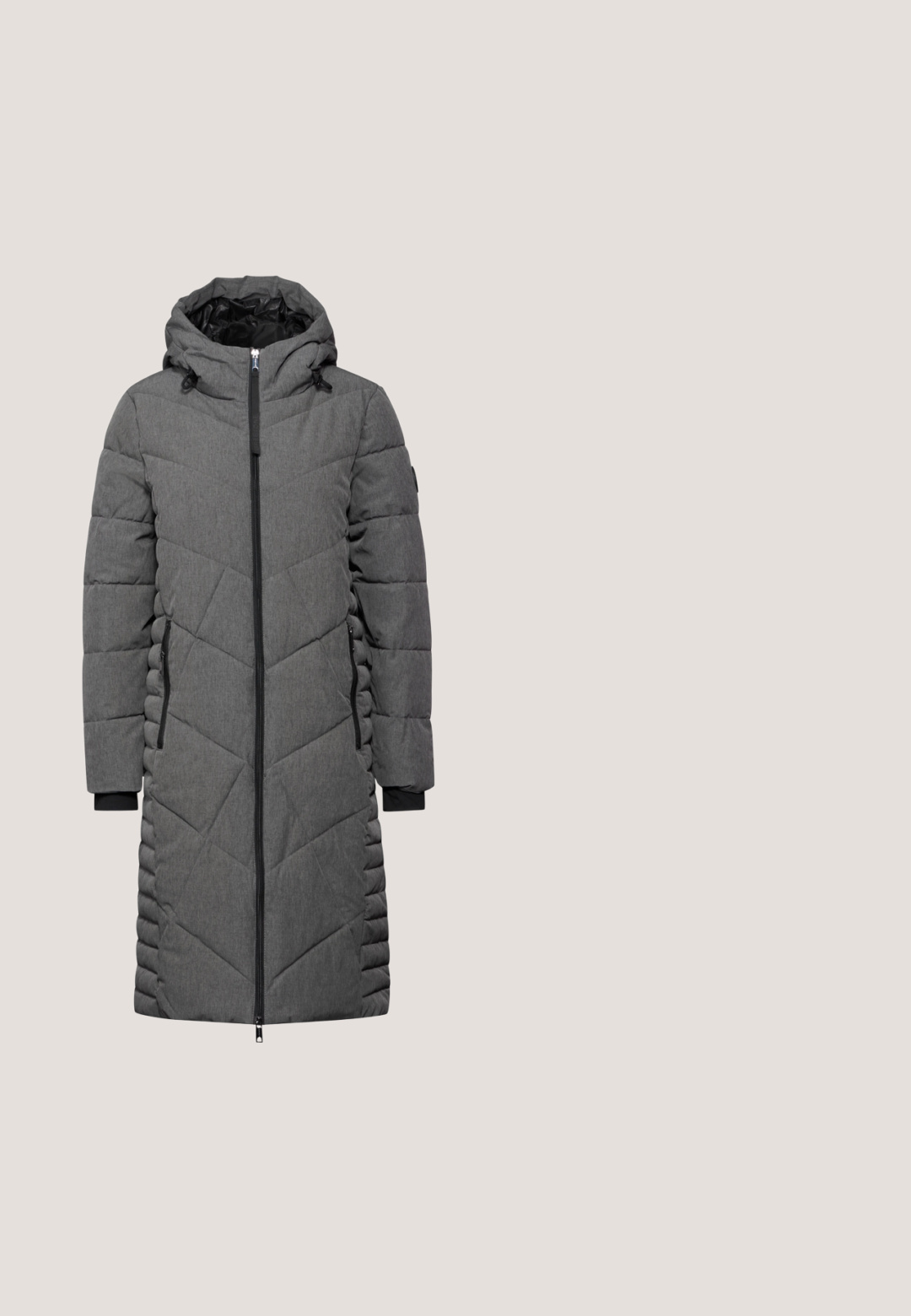 Polstret grå frakke med hætte, der har en lang længde, diagonalt quiltet mønster, frontlynlås samt sorte ærmer og foer.; Chunky strikket turtleneck sweater i hvid og sort, med et struktureret mønster, lange ærmer og ribbede manchetter og kant.; Mørkegrå ribbet langærmet top med en subtil V-hals og tætsiddende silhuet, præsenteret på en hvid baggrund.; Grå smalle jeans med en glat tekstur, der har en knaplukning, bæltestropper og frontlommer. Designet til en tætsiddende silhuet.; Sort læder ankelstøvle med slouch-design, afrundet tå og flad sål. Har en diskret sommerfugl-log på siden. Glat tekstur.; CHICCA BORSE Håndtasker - grigio scuro
