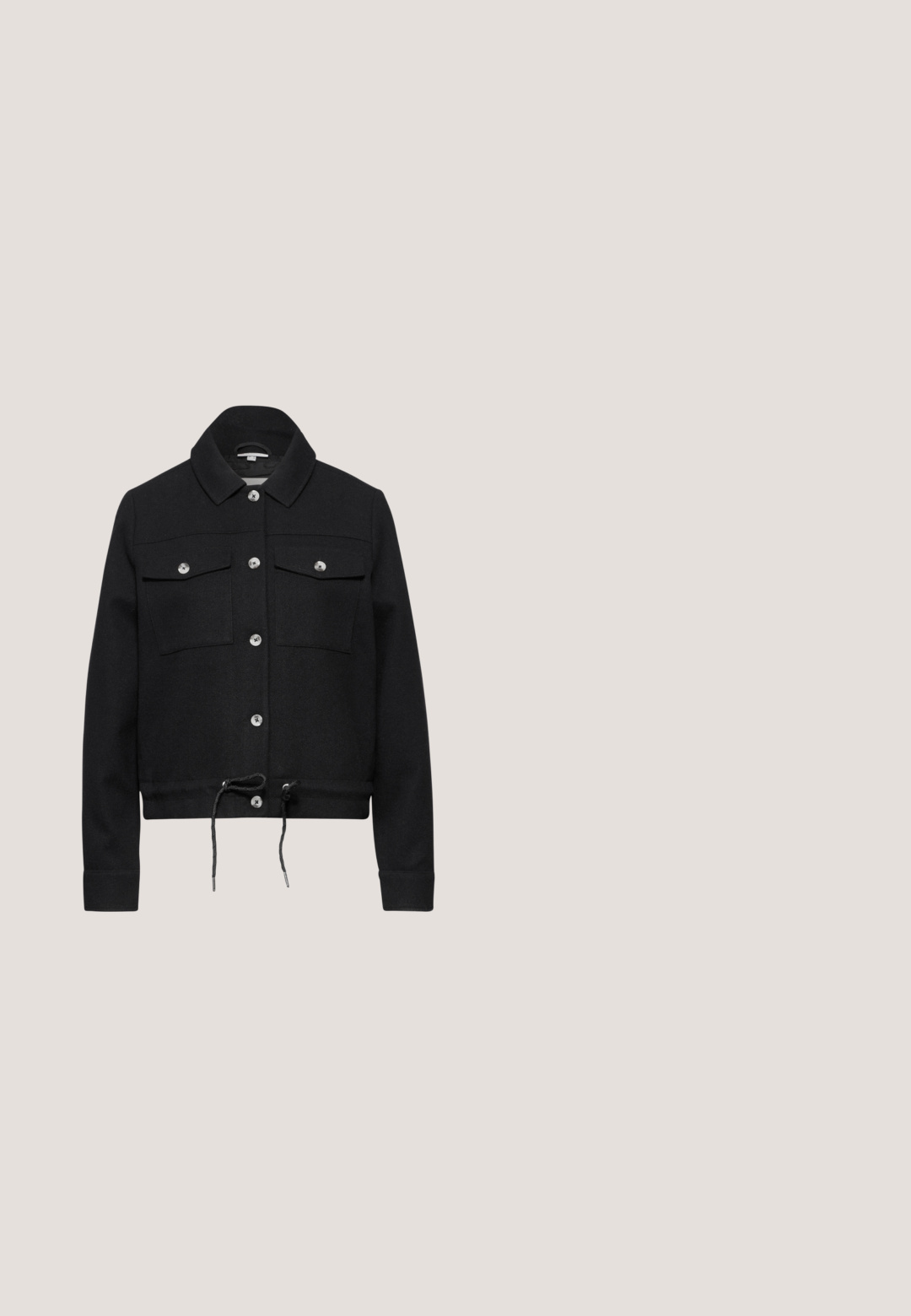 Schwarze Jacke aus einem strukturierten Material, mit Kragen, Knopfleiste, zwei Brusttaschen und einem verstellbaren Kordelzug am Saum.; Schwarzes Langarmshirt mit rundem Halsausschnitt, aus weichem Stoff gefertigt, mit einem schlichten Design und ohne sichtbare Logos oder Muster.; Graue Denim-Jeans mit geradem Schnitt, die an der Vorderseite abgeriebene Stellen aufweisen, einen klassischen Knopfverschluss und fünf Taschen haben.; Schwarze Leder-Ballettschuhe mit einer runden Spitze, glatter Textur und einem leicht elastischen Rand für zusätzlichen Komfort. Gummisohle für besseren Halt.; Schwarze Ledertasche mit strukturiertem Finish, ausgestattet mit einem oberen Reißverschluss, zwei Griffen und einem verstellbaren Schultergurt.; EDBLAD LUCKY CLOVER - Armband - steel