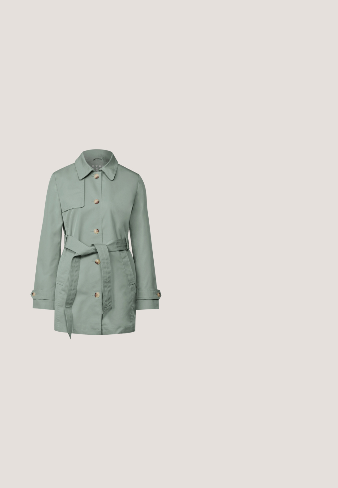 Lichtgroene trenchcoat met een kraag, knopen aan de voorkant en een strik in de taille. Bevat zijzakken en een gladde, textuurstof.; Lichtgroene, textuurrijke top met een V-hals en korte, brede mouwen. Gemaakt van een zacht materiaal met een subtiel, ribbelpatroon.; Oliviergroene, wijde cropped broek met elastische tailleband en trekkoord aan de voorkant.; Lage sneaker van lichtgroen suède, zigzagpatroon, neongele zijkstrepen, witte hieltab, beige zool en veters.; Groene leren handtas met een gestructureerd ontwerp, voorzien van gouden hardware, een afneembare schouderband en contrasterende zwarte stiksels.; Gouden ketting met verlengde schakels en een groene octagonale stenen hangers. Voorzien van een sluiting en een verlengkettinkje voor verstelbare lengte.