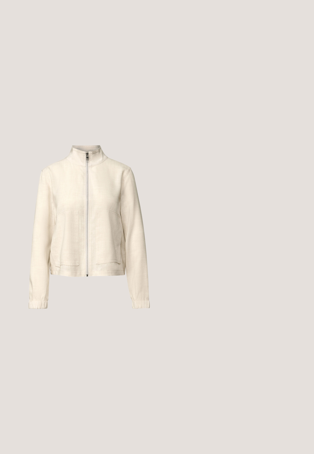 Lichtbeige ritsjack van een gestructureerde stof, met een hoge kraag, twee voorzakken en elastische manchetten voor een comfortabele pasvorm.; Zwarte mouwloze midi-jurk met geplooide lijf, gerimpelde bandjes en witte golvende afwerking op de halslijn, taille en zoom.; Zwarte canvas espadrilles met een jute zool en geweven randen. Touwen van dezelfde zwarte stof voor een aanpasbare pasvorm. Gesloten teen ontwerp.; Oranje cat-eye zonnebril met donkere lenzen en gouden logo-accenten op de bovenste hoeken van het montuur, afgebeeld op een witte achtergrond.; Zwarte handtas met dubbele handvatten en gelaagde franjes die de voorkant en zijkanten bedekken.; Gouden kettingarmband met een centrale paarse hartvormige kraal, aangevuld met gouden ronde accenten. Glad van textuur en een verfijnd ontwerp.
