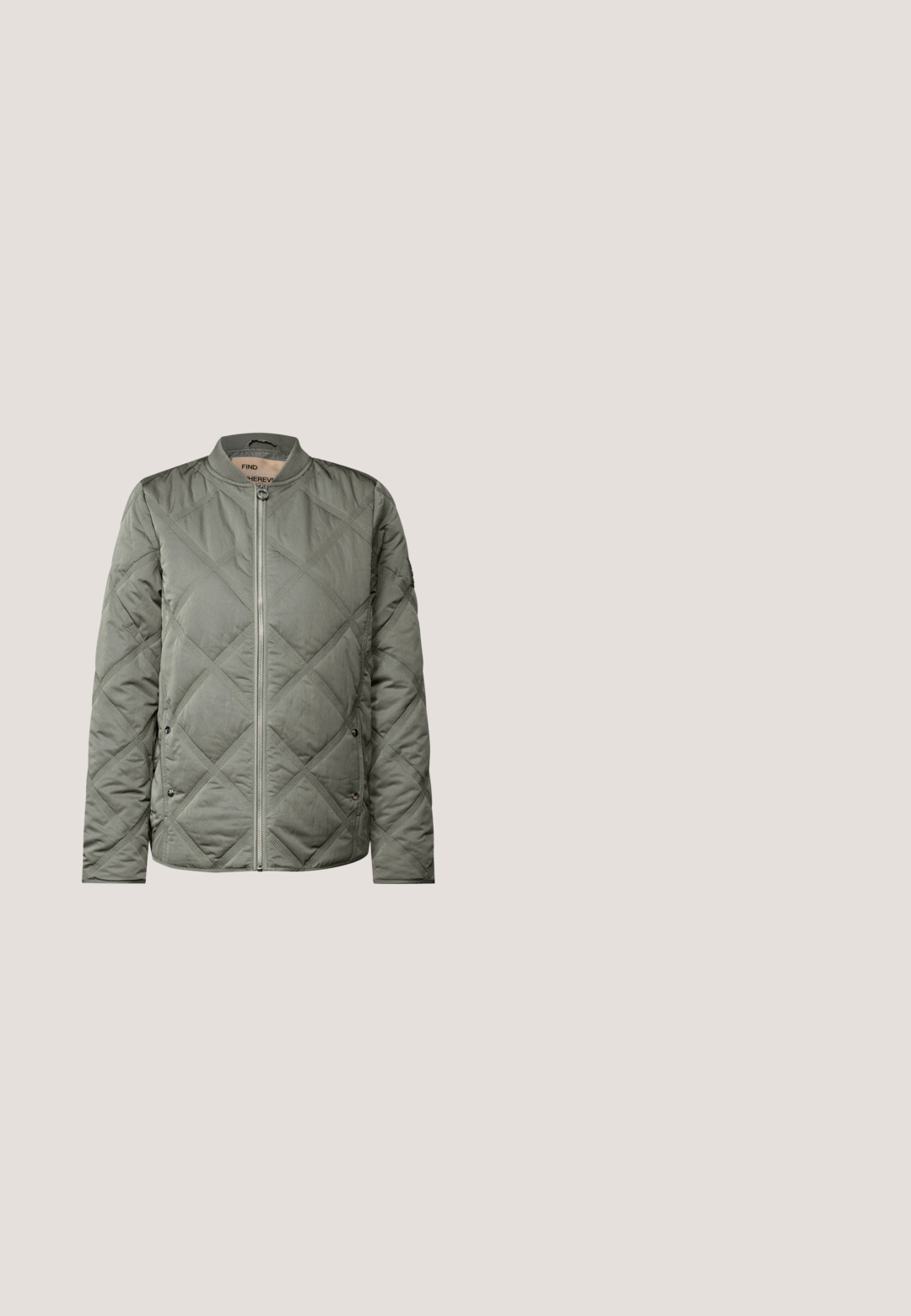 Lichtgrijze gewatteerde jas met ruitvormige stiksels, zilveren rits aan de voorkant, zijzakken met drukknoop en een geribde kraag.; Groen en blauwe geruite shirt met lange mouwen, knoopsluiting aan de voorkant, kraag, met een licht geruit patroon en een zachte stofstructuur.; Lichte, wijde broek in een zachte olijfgroene stof. Voorzien van een elastische tailleband met een trekkoord voor aanpasbare pasvorm.; Gele sandaal van lakleer met gekruiste bandjes en een enkelgesp, voorzien van een blokhak en een gladde, glanzende afwerking.; Kleine olijfgroene handtas met een gestructureerd ontwerp, voorzien van een bovenhandvat, een afneembare schouderriem en een gouden sluiting aan de voorkant.; Zilverkleurige gelaagde ketting met drie kettingen van verschillende lengtes, voorzien van kleine decoratieve kralen en een karabijnsluiting.