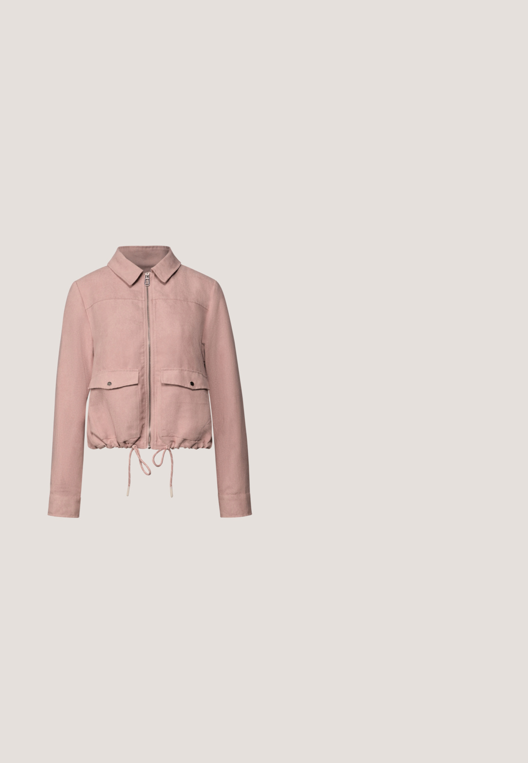 Chaqueta de color rosa claro con cremallera y cuello, dos bolsillos delanteros con solapa y botones, y cordones ajustables en el dobladillo.; Top de mujer en color malva con mangas cortas, cuello redondo y ligero fruncido en los hombros, tela lisa y suave, dobladillo recto.; Jeans ajustados de color azul claro, hechos de denim, con una cintura de altura media, cinco bolsillos y un ligero desgastado en los muslos y las rodillas.; Zapatilla deportiva de punto rosa con una parte superior texturizada, cierre de cordones y suela de goma blanca. Cuenta con un collar acolchado y detalles con el logo.; Bolso de hombro texturizado en color malva con diseño plisado, asa corta y correa desmontable y ajustable sobre fondo blanco.; Collar de cadena de oro con pequeñas cuentas rosas espaciadas uniformemente a lo largo de la longitud, con un cierre de langosta y una etiqueta de la marca adjunta.