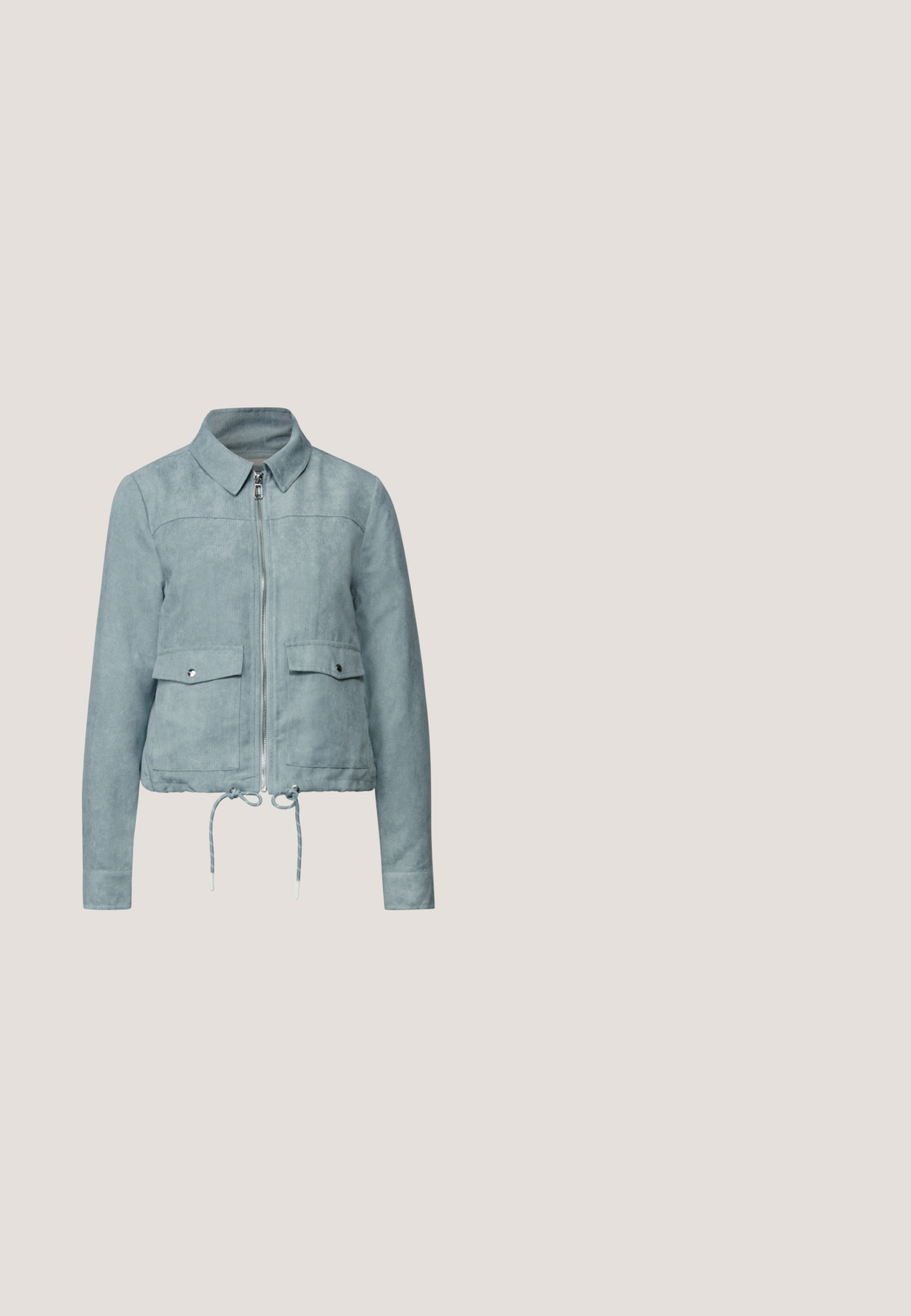 Helle blaue Cordjacke mit Frontreißverschluss, zwei Klappentaschen, Kragen, langen Ärmeln und einem verstellbaren Kordelzugsaum.; Hellgrüne strukturierte Bluse mit langen Ärmeln, rundem Schlitz-Ausschnitt und geknöpften Manschetten.; Helle graue weit geschnittene Hosen aus glattem Stoff, mit einem vorderen Knopfverschluss und zwei seitlichen Taschen.; Hellgrauer Wildleder-Loafer mit gestepptem Mokassinfuß, Pennyriemen und niedrigem, gestapeltem Holzabsatz.; Mintgrünes Lederhandtasche, weiche Textur, rechteckige Form, geknotete Riemendetails, verstellbarer Schulterriemen, minimalistische Markenkennzeichnung auf der Vorderseite.; Silberne Kettenhalskette mit einem verwobenen Glieddesign und einer polierten Oberfläche, sowie einem kleinen runden Anhänger am Verschluss.