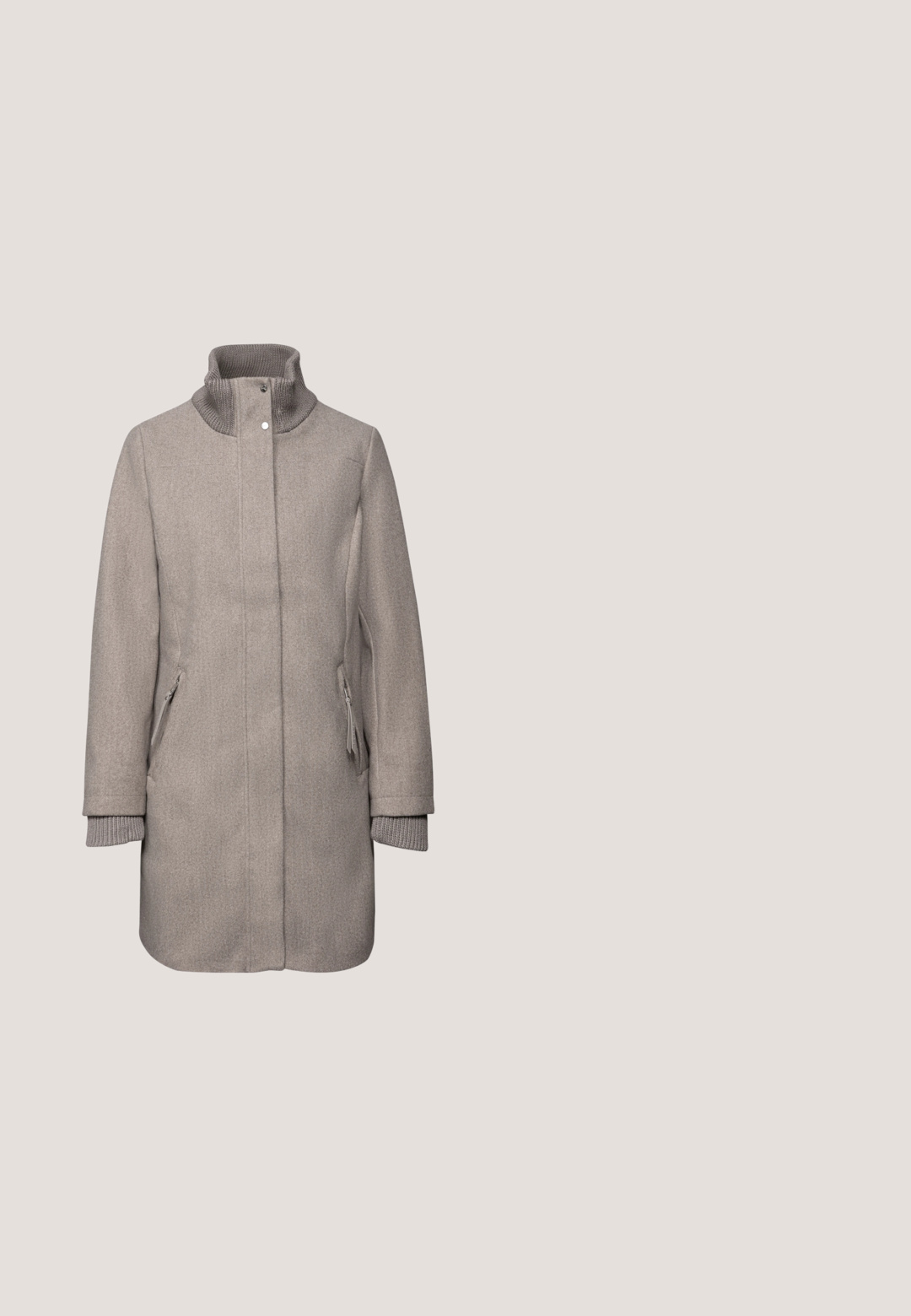 Grå lang frakke med høj krave, prydet med teksturerede strikdetaljer ved kraven og ærmerne, samt to lynlåslommer på siden.; Beige, strikket pullover med en bred, draperet halsudskæring, lange ærmer og ribbede manchetter. Blød tekstur med et subtilt meleret mønster.; Langærmet top i et blødt taupe-stof med bådudskæring og løs pasform, med lige kant og minimale syningsdetaljer.; Beige bukser med vide ben, elastisk taljebånd og snøre, lavet af glat stof, vist forfra på hvid baggrund.; Josef Seibel JESSIE 09 - Vinterstøvler - sand; Brun læder tote taske med to lange håndtag og en glat, let struktureret overflade, vist mod en hvid baggrund.