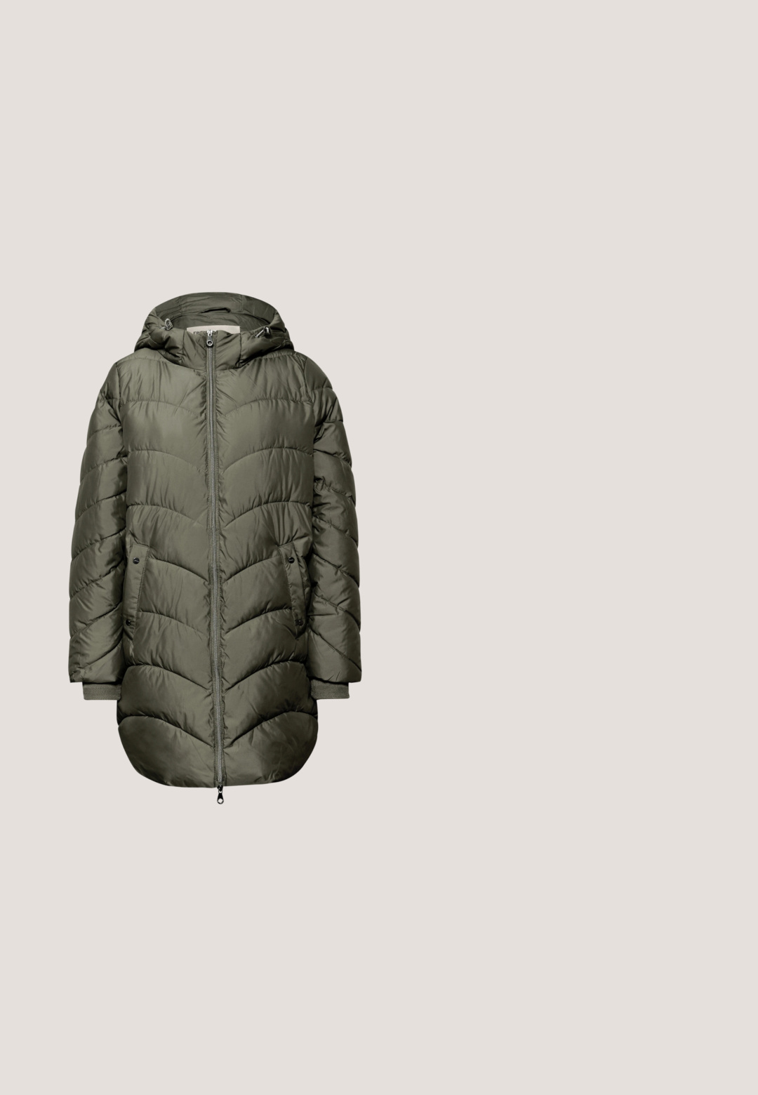 Veste matelassée vert olive avec capuche, présentant une fermeture éclair sur le devant, des poches latérales et un motif matelassé en zigzag. Texture douce et lisse.; Pull à col roulé vert en matière tricotée douce. Présente des manches longues, un col et des poignets côtelés, et une silhouette élancée.; Robe tricotée verte à manches longues, col rond et poignets côtelés. Présente une petite étiquette de logo près de l'ourlet.; Botte haute verte avec collier rembourré, lacets marron et semelle en caoutchouc blanche. Présente un design épuré avec des accents cousus et un matériau texturé.; Sac cabas vert avec poignées grises et poche avant, muni d'une bandoulière verte amovible et d'une fermeture éclair.; Boucles d'oreilles créoles en or avec pendentifs en forme de cœur en malachite verte, sur fond blanc.