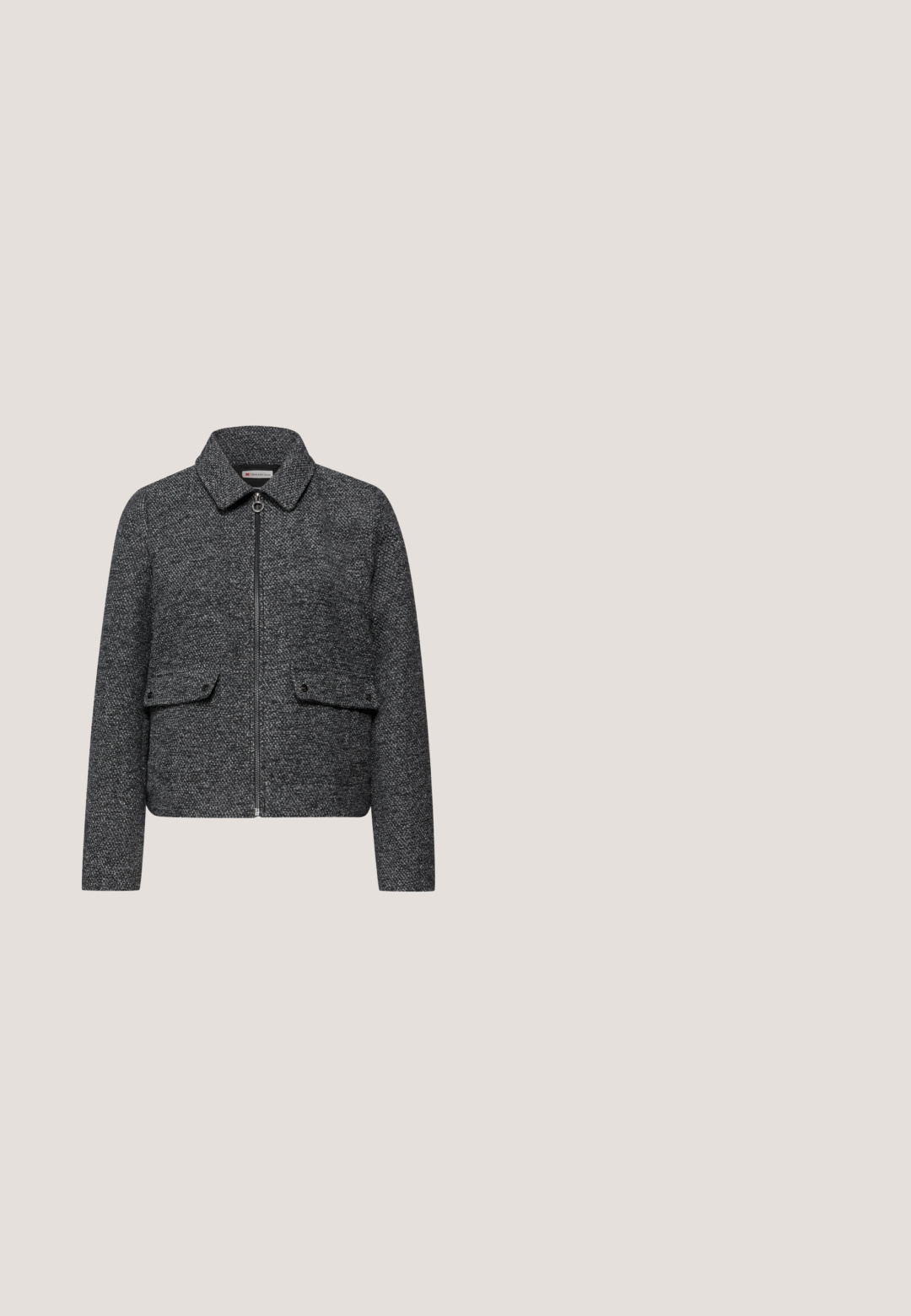 Veste grise cropped en tissu texturé, dotée d'un col, d'une fermeture éclair à l'avant et de deux poches poitrine avec rabats.; Chemise à manches longues de couleur gris foncé avec un motif rayé subtil, col rond et coupe décontractée. Tissu doux avec une apparence légèrement texturée.; Jean noir évasé en denim, avec une taille haute, cinq poches et des coutures visibles le long des seams. Fini texturé.; Bottes noires en cuir à bout pointu, avec des coutures latérales courbées et un petit talon carré. Elles sont dotées d'une fermeture éclair et d'une texture lisse.; Sac à bandoulière en cuir noir avec une forme arrondie et une texture lisse. Doté d'une sangle courte et d'un logo de marque discret sur le côté.; Fossil SADIE - Bracelet - silver coloured