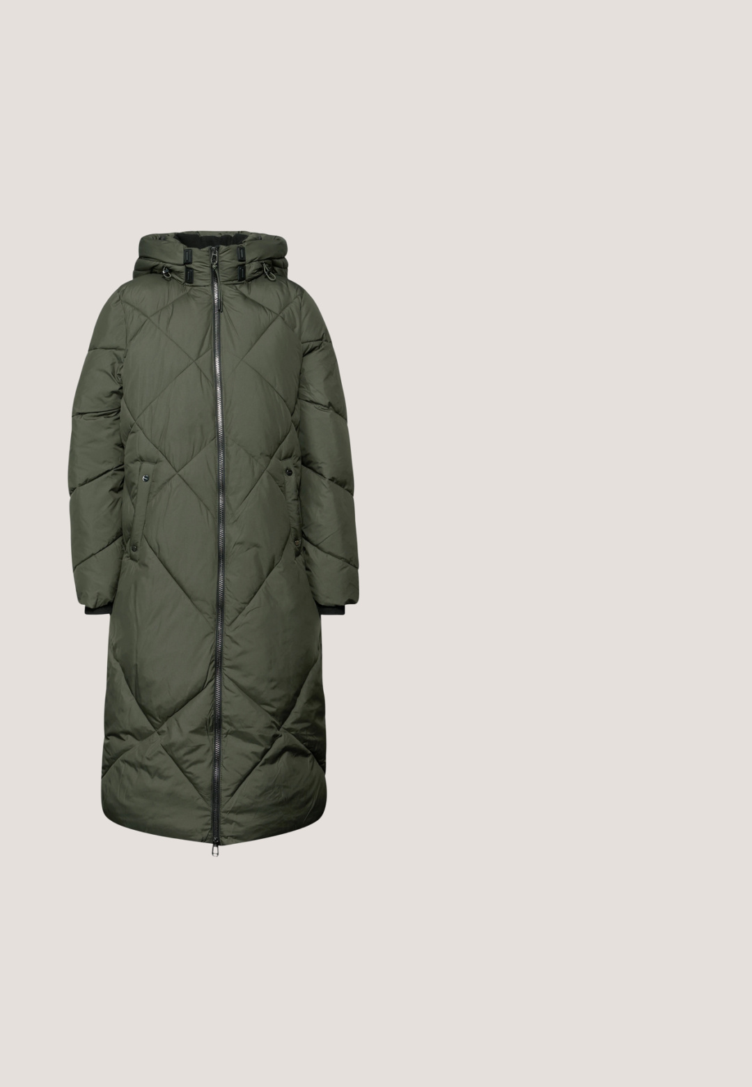 Lange, puffy parka in olijfgroen, met een ruitvormig doorgestikt ontwerp, ritssluiting, zijzakken en een capuchon met verstelbare koordjes.; Donkergroene trui met lange mouwen en ronde hals, met geribde manchetten en zoom, getoond op een witte achtergrond.; Groene gebreide jurk met lange mouwen, ronde halslijn en geribde manchetten. Voorzien van een klein logo-label nabij de zoom.; Olijfgroene leren enkelboot met een ronde neus, vetersluiting aan de voorkant en een getextureerde zwarte rubberen zool. Gestikte details langs de rand van de zool.; Groene faux leren handtas met dubbele top handvaten en een afneembare schouderriem. Kenmerkt zich door een gladde textuur en metalen hardware accenten.; Smaragdgroene ovale studs gezet in goud- en zilverkleurig metaal; beschikt over vier klauwen die de edelstenen vasthouden; gepolijste afwerking.