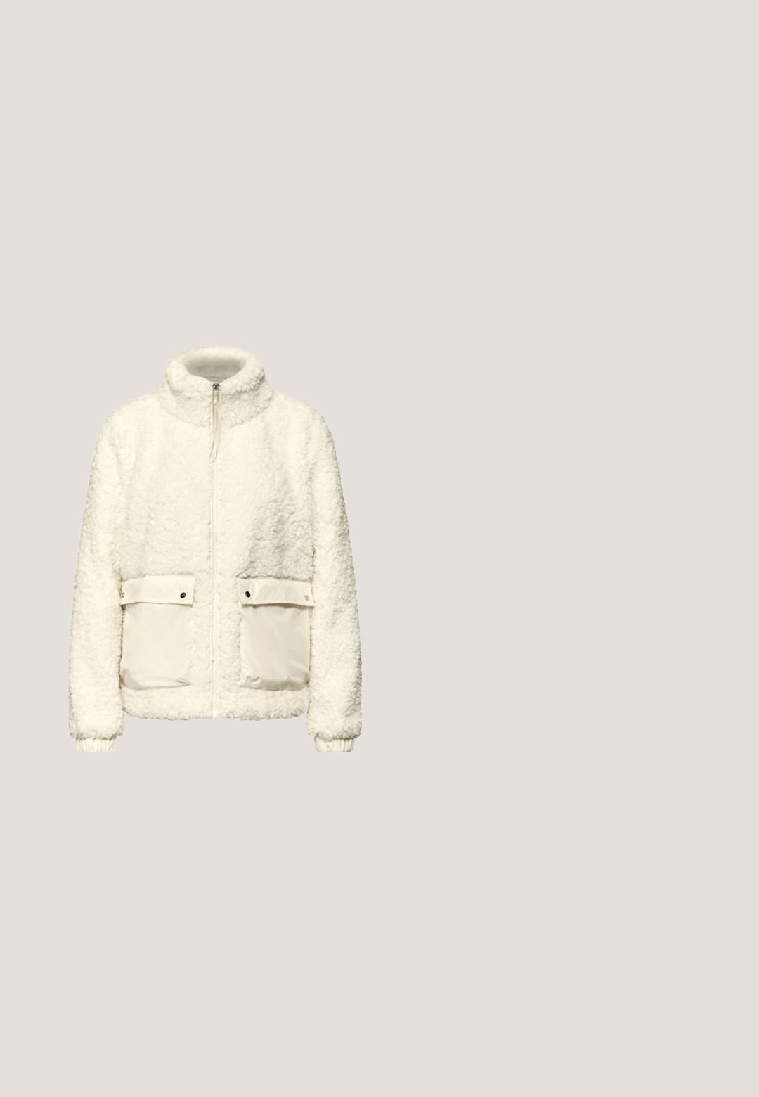 Weiße Fleecejacke mit hohem Kragen, Reißverschluss und zwei Vordertaschen aus glattem Material. Strukturierte, weiche Oberfläche mit elastischen Bündchen.; Beiges Langarmshirt aus weichem Stoff mit rundem Ausschnitt und entspannter Passform. Die Textur wirkt glatt und leicht.; Helle rosa, ausgestellte Hosen mit einem breiten Bund und glatter Textur. Sie verfügen über ein klares, schlankes Design ohne zusätzliche Verzierungen.; Beige Stiefeletten mit einem Kunstfellbesatz, glatter und gepolsterter Textur, seitlichem Reißverschluss und einer dickeren Gummisohle mit einem erhöhten Profil.; Handtasche aus cremefarbenem Leder mit zwei kurzen Griffen und einem abnehmbaren, gemusterten Schulterriemen. Verfügt über eine strukturierte Oberfläche und goldfarbene Akzente.; Goldfarbene Halskette mit einer zarten Kette und einem herzförmigen Anhänger, der mit kleinen klaren Steinen im Pavé besetzt ist. Schlichtes, elegantes Design.