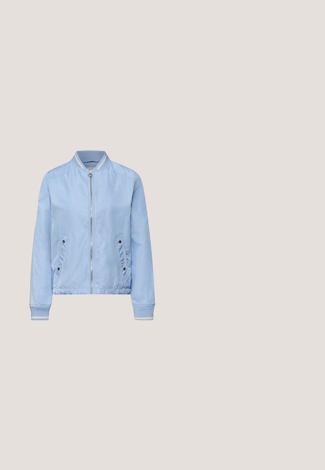 Veste bomber bleu clair avec fermeture éclair avant, col et poignets côtelés, deux poches latérales à boutons-pression, et fines rayures sur les manches.; Haut à manches courtes bleu clair avec un décolleté arrondi, fabriqué en matière tricotée douce. Présente une coupe décontractée et un ourlet côtelé.; Pantalons wide-leg bleu clair en tissu lisse ; dotés d'un devant plat avec des plis pour la structure et sans fermetures visibles.; Mocassins en suede bleu clair avec une semelle plate beige, présentant un revêtement de tige cousu et une conception de bout arrondi.; Sac cabas en cuir bleu clair avec longues anses, fermeture à anneau doré et petits clous dorés aux coins supérieurs.; Collier délicat en chaîne argentée avec un pendentif en pierre précieuse ronde bleu clair et un fermoir ajustable avec une petite étiquette.