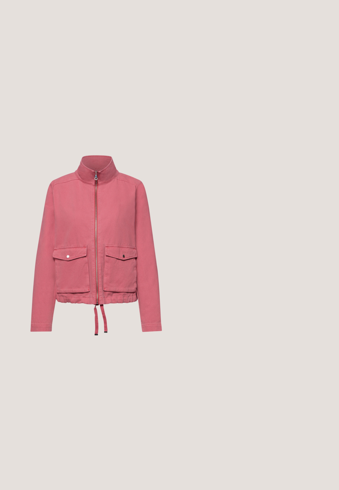 Roze jas met hoge kraag, voorzien van een ritssluiting aan de voorkant, twee grote klepzakken met drukknoopsluitingen en verstelbare aantrekkoorden aan de zoom.; Lichtroze blouse met korte pofmouwen, smock-borstvoorkant, ronde halslijn en knoopsluiting aan de voorkant. Gemaakt van lichte stof met een zachte textuur.; Lichtroze linnen brede pijpen broek met riemlussen, knoop- en ritssluiting, getoond tegen een witte achtergrond.; Roze leren instapper met een ronde neus, witte dikke zool en een decoratieve metalen hardware-accent op de band. Getextureerde bovenkant.; Roze leren schoudertas met gouden rits, verstelbare band en afgeronde onderkant, klein kwastdetail aan de zijkant.; Lucardi Armband - gold-coloured