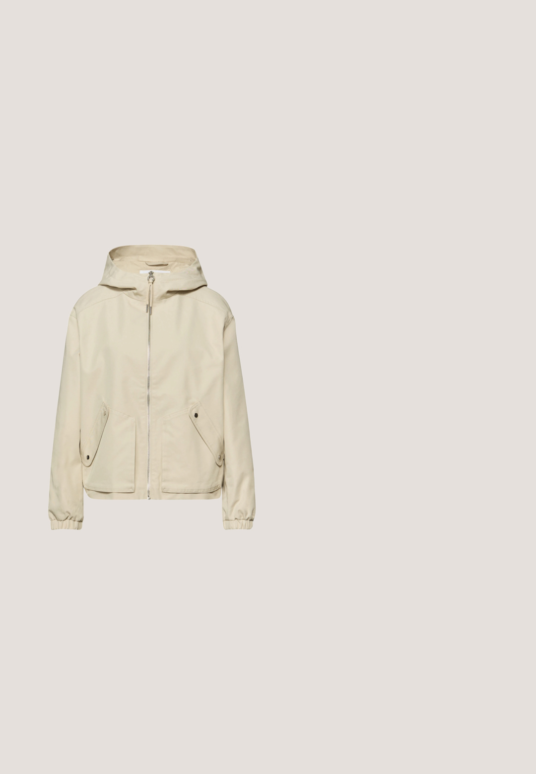 Veste beige à capuche avec fermeture éclair à l'avant, deux poches à rabat à l'avant avec boutons-pression, et poignets élastiqués.; Haut à manches courtes rayé rouge et blanc avec une texture côtelée et un col rond. Les manches bouffantes ajoutent du volume au design.; Jean en denim bleu foncé avec une coupe droite, style cinq poches et un léger délavage à l'avant.; Baskets en cuir blanc avec accents en daim rose, détails perforés, bout en daim beige et semelle en caoutchouc translucide couleur gomme.; Sac bandoulière avec un imprimé de feuilles de palmier tropical en vert menthe, doté d'un porte-bijoux en peluche, d'une sangle ajustable et de plusieurs compartiments zippés.; Boucles d'oreilles créoles ton argent, chacune ornée d'une grosse perle blanche placée à l'intérieur du cercle ouvert, près de la fixation à tige.
