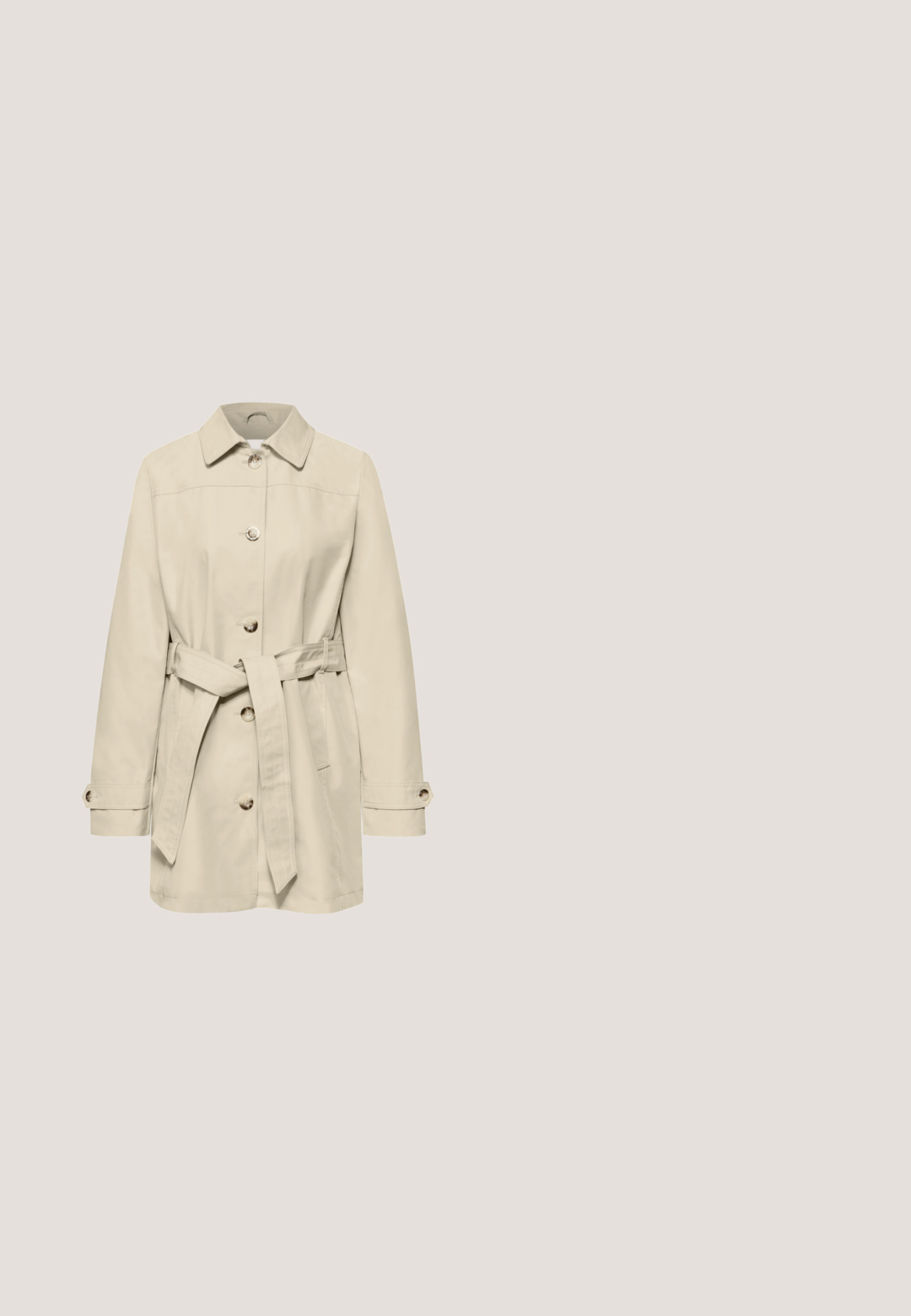 Beige knælængde trenchcoat med lange ærmer, knapper foran, taljebælte og krave, vist på hvid baggrund.; Lang, let kjole med blomsterprint i teal og hvid. Har en høj krave, lange ærmer og en dekorativ guldkant.; Beige læder pumpe med mellemhøj hæl, spids tå og bølget kant langs oversiden.; Skildpaddemønstret solbriller med firkantet stel, gradient brune linser og subtile guld accenter på stængerne. Har en glat plastmateriale.; Flødefarvet læderhåndtaske med to håndtag og en aftagelig mønstret rem. Har et logo i guldfarvet hardware og et struktureret design.; Guldøreringe med en uendelighedsform, der har et struktureret mønster på den ene side og en glat overflade på den anden. Sikker lås.