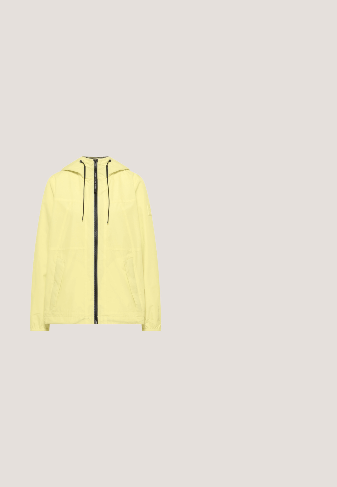 Veste de pluie à capuche jaune clair avec fermeture éclair noire à l'avant, cordons noirs et deux poches avant.; T-shirt à col en V et manches courtes de couleur orange vif, en coton doux, avec une coupe décontractée et un détail de couture subtil le long de l'ourlet.; Pantalon slim bleu marine avec poches avant à boutons et ceinture à cordon motifée à la taille.; Baskets légères avec une tige en mesh beige, des accents blancs et des détails texturés en tan. Semelle en caoutchouc épaisse avec un motif ondulé unique.; Sac bandoulière en cuir beige avec une lanière à motif crème et marron, fermeture éclair et un logo doré sur le devant. Forme rectangulaire.; Boucles d'oreilles ton or présentant un design de créole clouté avec un fermoir à tige. Finition métallique lisse avec un accent géométrique clouté.