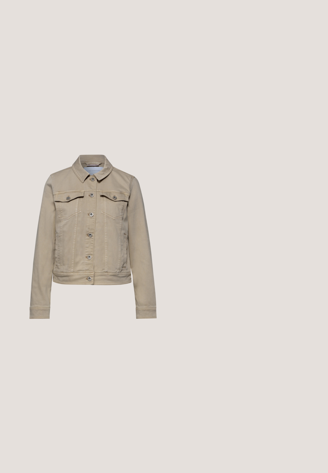 Chaqueta vaquera beige con cierre de botones en la parte delantera, dos bolsillos en el pecho con solapas, mangas largas y cuello clásico.; Blusa blanca bordada con un dobladillo de pico, escote profundo en V, mangas largas y patrones recortados intrincados a lo largo de la tela.; Pantalones beige de pierna ancha con cierre frontal de botón y cremallera, dos bolsillos delanteros con solapa y presillas para cinturón.; Zapatillas de lona verdes con bordado de margaritas blancas, cordones blancos y una gruesa suela de goma blanca. Punta redondeada y suela texturizada para mayor agarre.; Bolso de mano de imitación cuero verde con un asa retorcida, herrajes dorados y una correa removible. Forma redondeada con una textura suave y detalles de costura.; Collar de cadena dorada con charms en forma de flores rojas y blancas, pequeñas cuentas coloridas y dos colgantes con forma de pájaro sobre un fondo blanco.