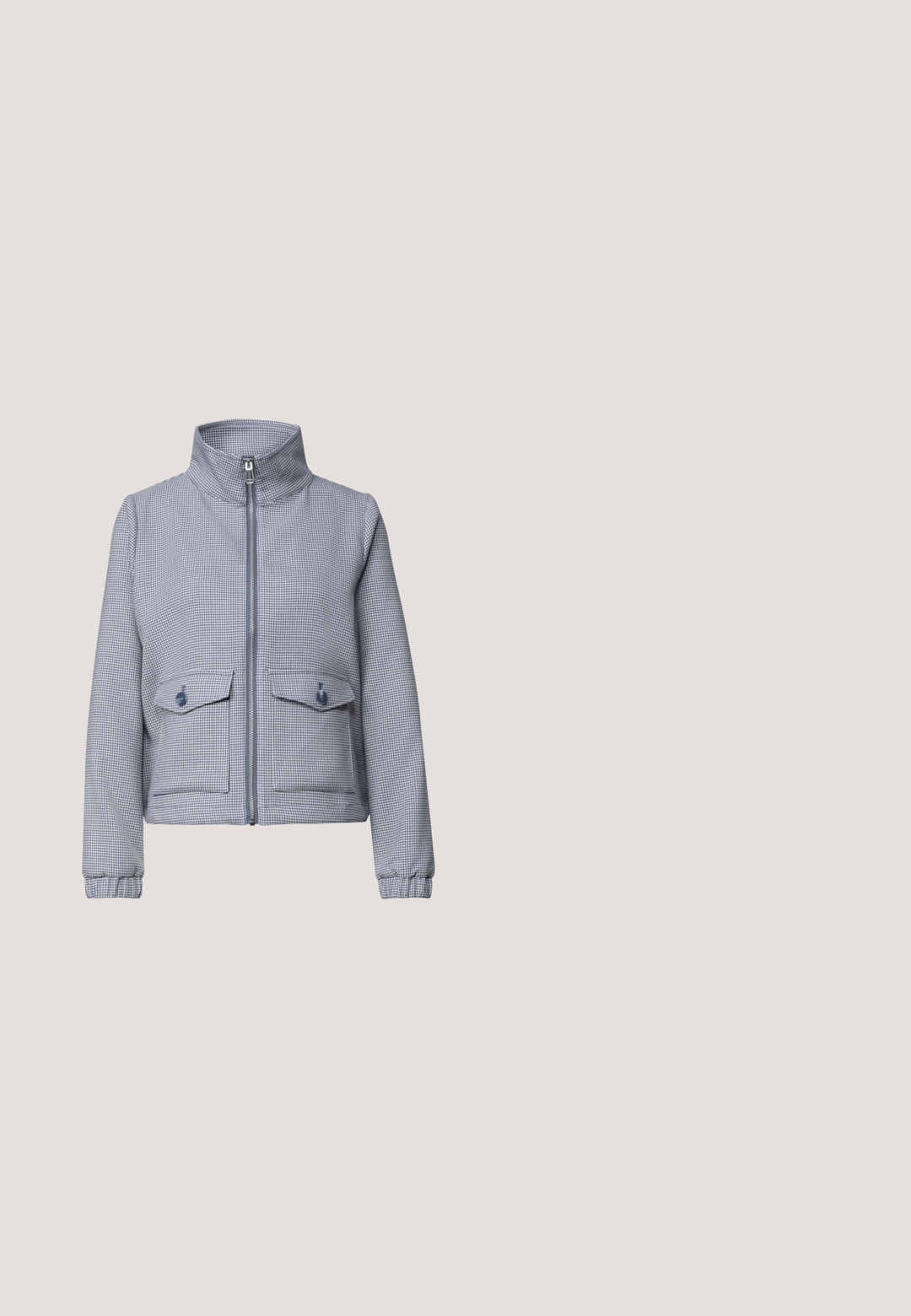Graue und weiße Hahnentritt-Musterjacke mit hohem Kragen, Frontreißverschluss, zwei Taschen mit Knopflappen und elastischen Bündchen an den langen Ärmeln.; Marineblaues Kurzarmhemd mit weißem rundem Halsausschnitt, abgebildet auf weißem Hintergrund.; Hellblaue gerade Hose mit Fronttaschen, Gürtelschlaufen und einem Knopfverschluss in der Taille.; Marineblaue Freizeit Schuhe aus strukturiertem Stoff, mit einer weiß gepunkteten Sohle, abgerundeter Zehenform und elastischen Schnürsenkeln für einfaches Anziehen.; Hellblaue rechteckige Ledertasche mit zwei langen Henkeln und einer vorderen Einschubtasche, dargestellt auf weißem Hintergrund.; Stretch-Armband mit kleinen runden Türkisperlen und einer einzelnen Silberperle, mit silbernem elastischem Verschluss.
