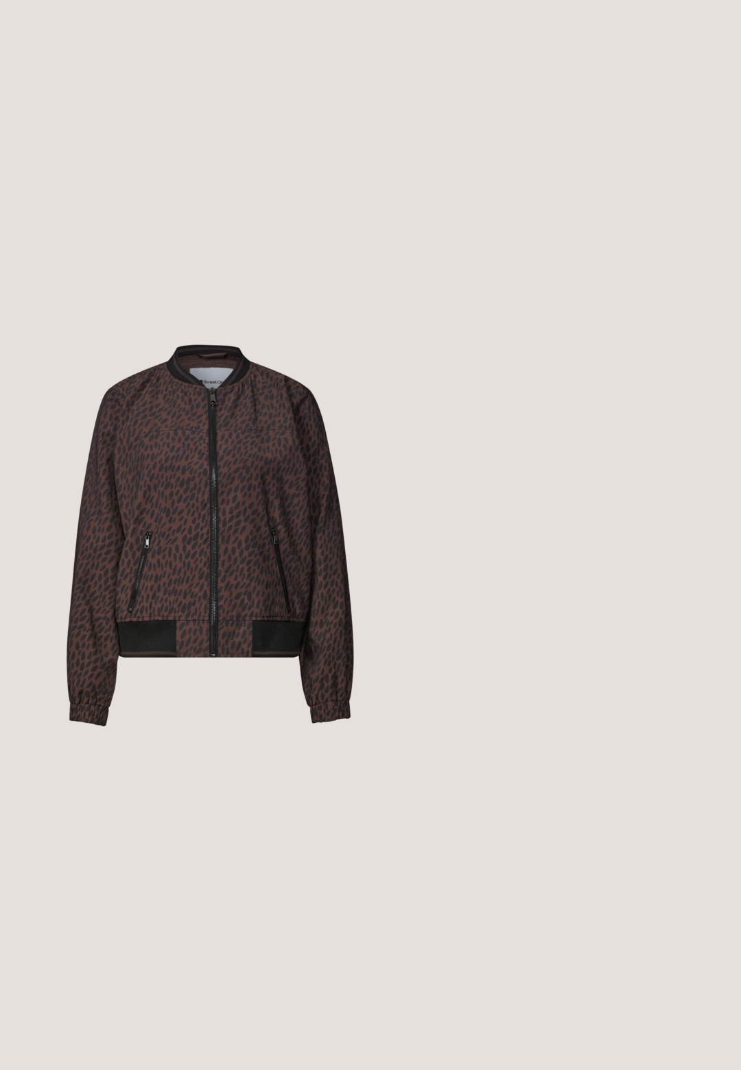 Bruine bomberjas met zwarte abstracte vlekken, zwarte geribde kraag, manchetten en zoom, vooraan ritssluiting en twee zijzakken met rits.; Donkerbruine blouse met korte mouwen, zwarte verspreide bladprint en een ronde hals.; Mini-rok met zwart en grijs zebra-printpatroon, rechte snit en een verborgen rits aan de achterkant.; Low-top sneaker met zwart en donkerbruin luipaardprint, zwarte zool, veters en zijlogo met de tekst "Crickit Hamburg."; Bruine en zwarte handtas met luipaardprint, korte handgreep en afneembare, verstelbare zwarte band, met ritssluiting en klein leren merkpatch.; Rekbare armband met gepolijste ronde tijgeroogkralen en een cilindervormige gouden sluiting met ingewikkelde gravures en een centrale heldere steen.