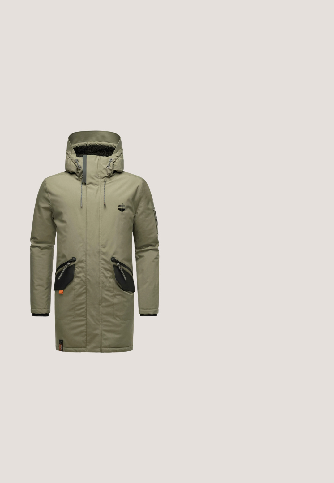Olijfgroene parka met een nepbont gevoerde capuchon, zwarte ritszakken, trekkoord in de taille en een logo op de borst. Glad, waterafstotend materiaal.; Lichtgrijze trui van tekstuurgebreid materiaal. Heeft een ronde hals, lange mouwen en een klein zwart logo op de borst.; Korte mouwen geruite shirt in donkergrijs en oranje, met twee voorzakken, knoopsluiting en geborduurd logo op de linkerborst.; Donkerblauwe denim jeans met een rechte pijp, vijf zakken, subtiele vervaging, contrasterende stiksels en een knoopsluiting in de taille.; Rieker Veterboots - brun; Zwarte leren schoudertas met een rechthoekige vorm, voorzien van een ritssluiting, verstelbare schouderriem en een subtiele gegraveerde logo aan de voorkant.