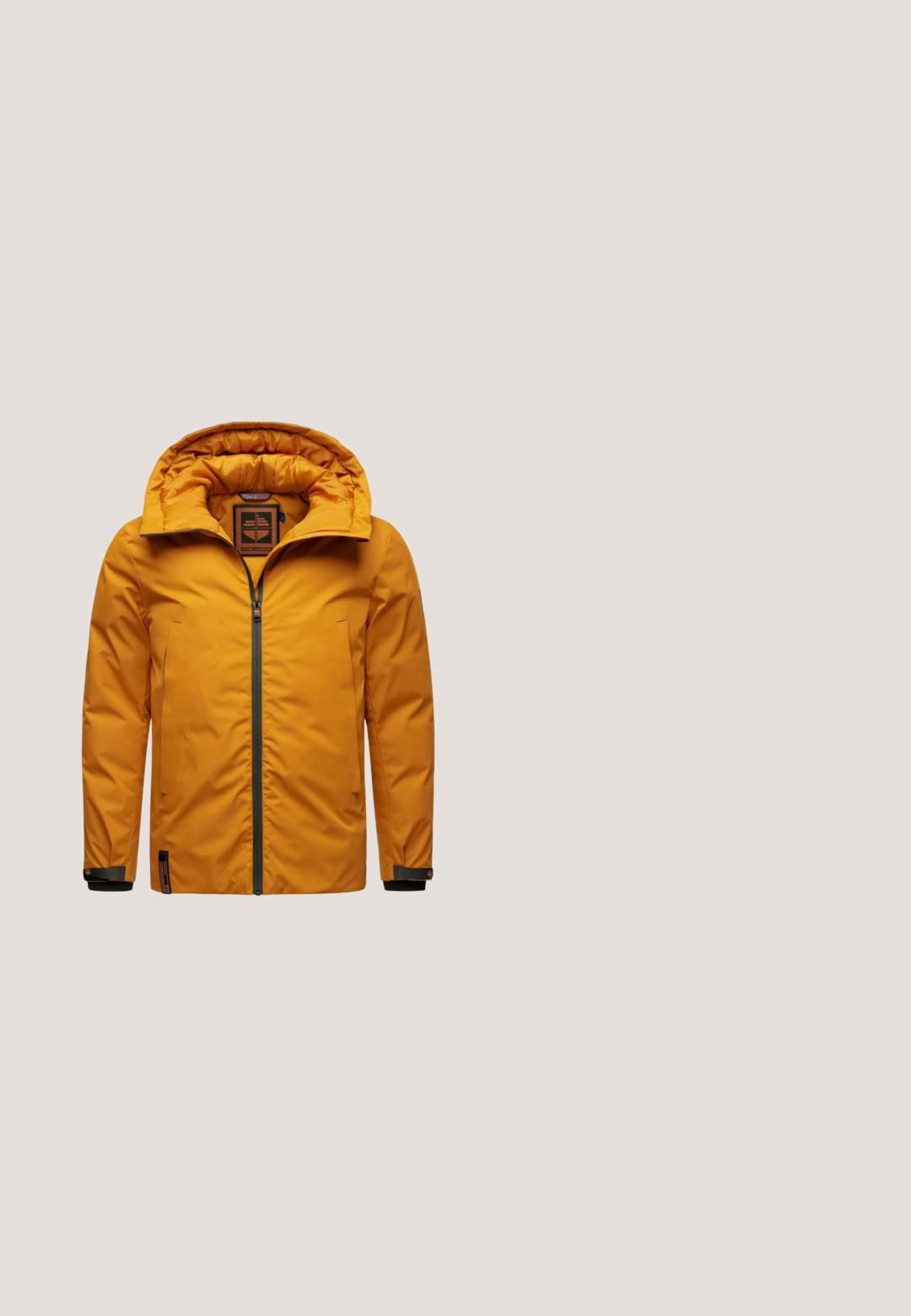 Gelbe wasserfeste Jacke mit hohem Kragen, durchgehendem Reißverschluss und elastischen Bündchen. Verfügt über ein Logo-Patch und ein schlankes, aerodynamisches Design.; Gelber gestrickter Pullover mit V-Ausschnitt, langen Ärmeln sowie gerippten Bündchen und Saum. Mit einem dezenten Logo auf der Brust.; Langärmliges Hemd zum Knöpfen mit mehrfarbigem kariertem Muster in Blau, Orange und Gelb sowie einem geknöpften Kragen.; Hellblaue Denim-Jeans mit geradem Schnitt, ausgestattet mit fünf Taschen, einem Knopfverschluss und subtiler Ausbleichung entlang der Beine.; Braune Leder-Ankle-Boots mit schwarzen Schnürsenkeln, einer weißen Sohle und einer strukturierten Oberfläche. Sie verfügen über kontrastierende Nähte und eine Zuglasche an der Ferse.; Braune Leder-Schultertasche mit verstellbarem Riemen, Vordertasche mit Reißverschluss und "JOOP!"-Logo in der Mitte des vorderen Panels.