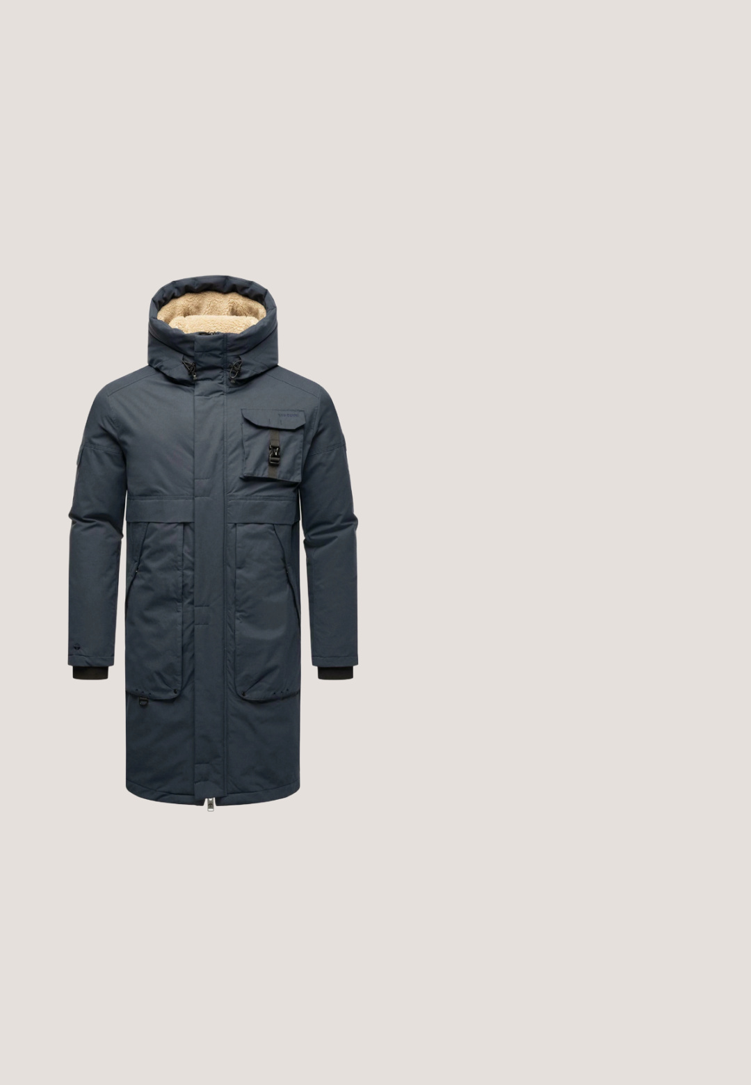 Parka aislante azul marino con capucha forrada de piel sintética, cremallera frontal, dos grandes bolsillos y puños ajustables. Presenta un bolsillo en el pecho con hebilla.; Suéter de punto en tonos grises y negros con un collar alto, media cremallera y un patrón de cable texturizado. Presenta un parche con el logo en el dobladillo.; Matinique MAV - Polo - dark navy; Jeans de mezclilla azul oscuro con un ajuste slim, diseño de cinco bolsillos, piernas rectas y costuras en contraste, con cierre de botón y cremallera.; Botas de cuero marrón hasta el tobillo con un panel negro, una entresuela blanca y una suela de goma texturizada. Incluyen cordones y una cremallera lateral.; Neceser negro rectangular con bolsillo frontal con cremallera, asa lateral y parche con el logo de Tommy Jeans en la esquina inferior derecha del frontal.