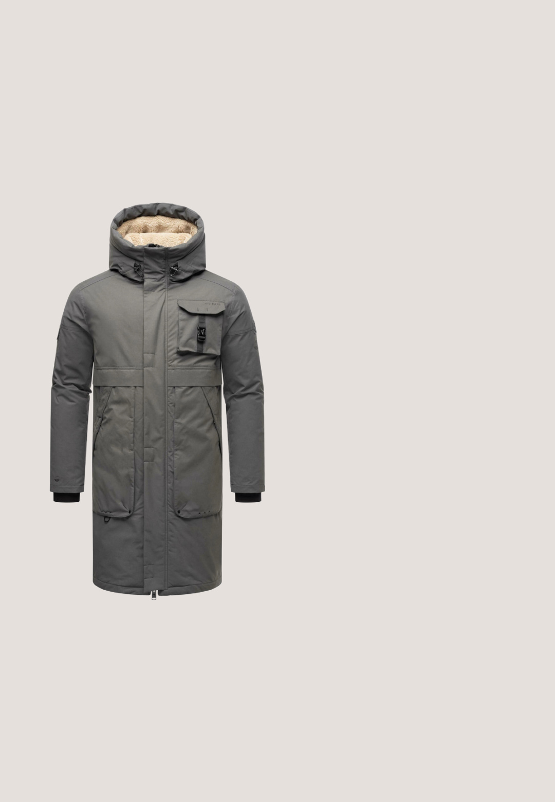 Parka aislante gris con forro de piel sintética, grandes bolsillos frontales, capucha ajustable y puños elásticos. Presenta un cierre de cremallera y botones a presión.; Sudadera de punto trenzado en un tono gris-verde apagado, con un cuello de medio cremallera y un patrón de tejido texturizado. Parche de logo marrón en el dobladillo.; Camiseta de algodón beige con mangas cortas, cuello redondo y un pequeño logo negro en forma de hexágono en el área del pecho izquierdo. Textura suave.; Pantalones cargo de pana marrones con textura a rayas, que cuentan con bolsillos laterales, cierre de botón y diseño de pierna recta.; Rieker Botas para la nieve - brun; Greenburry Bandolera - brown