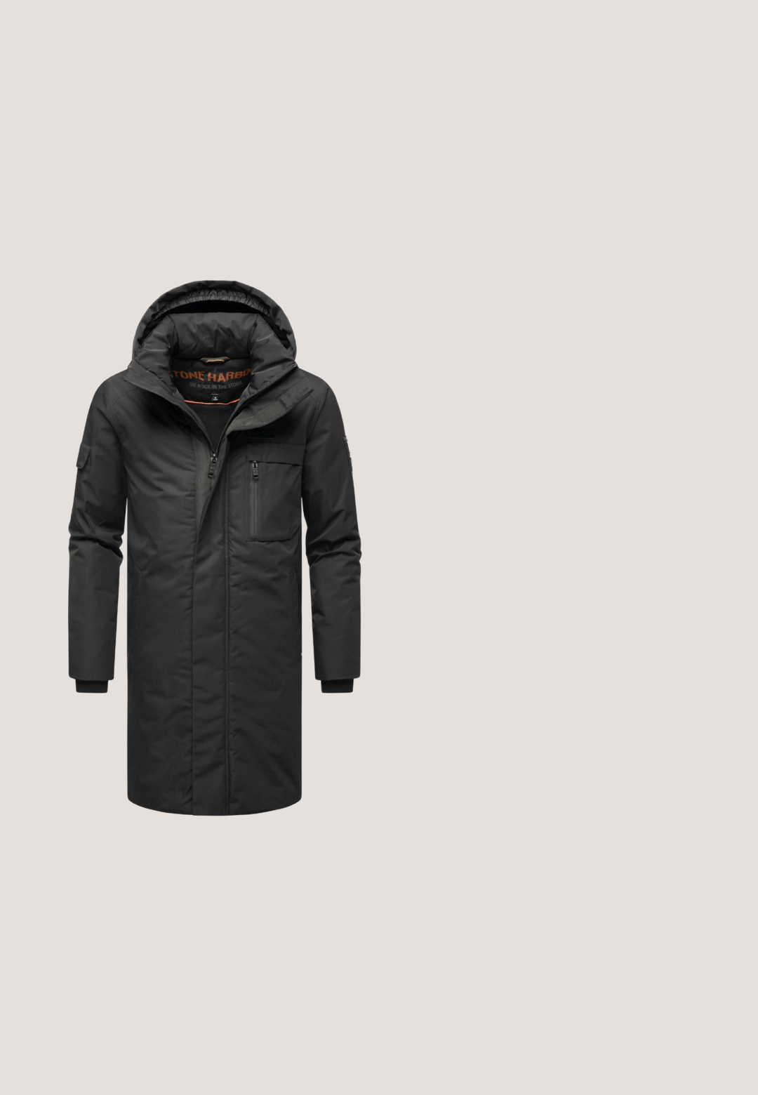 Zwarte parka met capuchon, ritsluiting en meerdere zakken. Heeft een soepele textuur, geïsoleerd ontwerp en een licht getailleerd silhouet.; Grijs shirt met lange mouwen gemaakt van een gestructureerde stof. Heeft een ronde halslijn en een eenvoudige, rechte snit zonder zichtbaar patroon of versieringen.; Donkergrijze gebreide polo trui met ribbelstructuur, drie knopen sluiting en lange mouwen. Casual ontwerp geschikt voor het combineren in laagjes.; Zwarte spijkerbroek van denim met een vervaagde wassing, hoge taille, vijf-pocket ontwerp en zilveren hardware. Rechte pijpen met contrasterende stiksels.; Zwarte leren enkellaars met gestructureerd oppervlak, ronde neus, zes oogjes vetersluiting en een stevige rubberen zool. Zachte kraag voor extra comfort.; Zwarte schoudertas van duurzaam materiaal, met een klep-sluiting, een verstelbare schouderband met merknaam, en een rechthoekige vorm.
