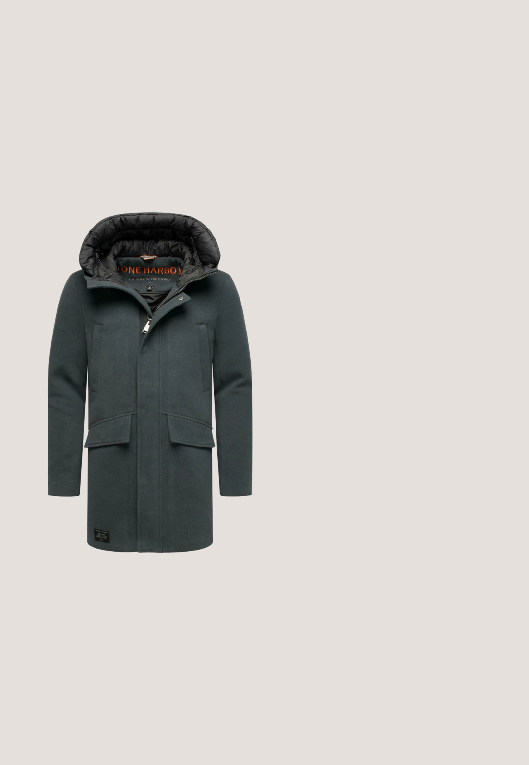 Mørkegrøn uldblandingsfrakke med en quiltet sort hætte og for. Har to frontlommer og et mærket patch i kanten.; Lys grå strikket sweater med kabelmønster, rund halsudskæring og ribbede ærmer. Broderet logo på venstre bryst.; Grå t-shirt med korte ærmer lavet af blødt bomuldsstof. Den har rund hals, løs pasform og et minimalistisk design uden mønstre eller detaljer.; Grå kordfløjlbukser med en tapered pasform, der har lodrette ribber, bælteløkker og sidelommer, lavet af blødt stof.; Sort læderankelstøvle med tekstureret overflade, rund snude, seks huller til snørebånd og en robust gummisål. Blød krave for ekstra komfort.; Sort messenger taske lavet af holdbart stof, med flaplukning, justerbar rem med branding og rektangulær form.