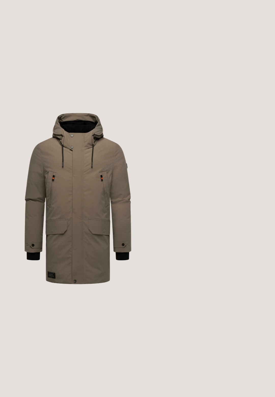 Khaki parka takki, jossa on huppu, vetoketju- ja nappisuljenta, kaksi rintataskua, suuret etutaskut ja mustat ribbikujat.; Vaalean beige puolipitkäneule, jossa on puolikaulusvetoketju, neulottu pinta ja hienovarainen melange-kuvio. Alareunassa on pieni ruskea logo-merkki.; Näppäri kauluspaita ruskeassa, kerma- ja harmaassa ruutukuosissa. Ominaisuuksiin kuuluu klassinen kaulus, pitkät hihat ja napitettava etuosa.; Tummansiniset farkut suoran leikkauksen kanssa, viisi taskua, eri värinen ommel, ja vyötärö vyölenkeillä ja metallinappilla.; Ruske suede ankle boots sivoj tkaninom oko gležnja, sa vezicama i robusnim gumenenim đonom koji ima izražen otisak.; Ruskea nahkainen olkalaukku, jossa on vetoketjullinen etutasku, musta hihna ja kohokuvioitu brändilogo pohjassa. Sileä pinta, suorakulmainen muoto.