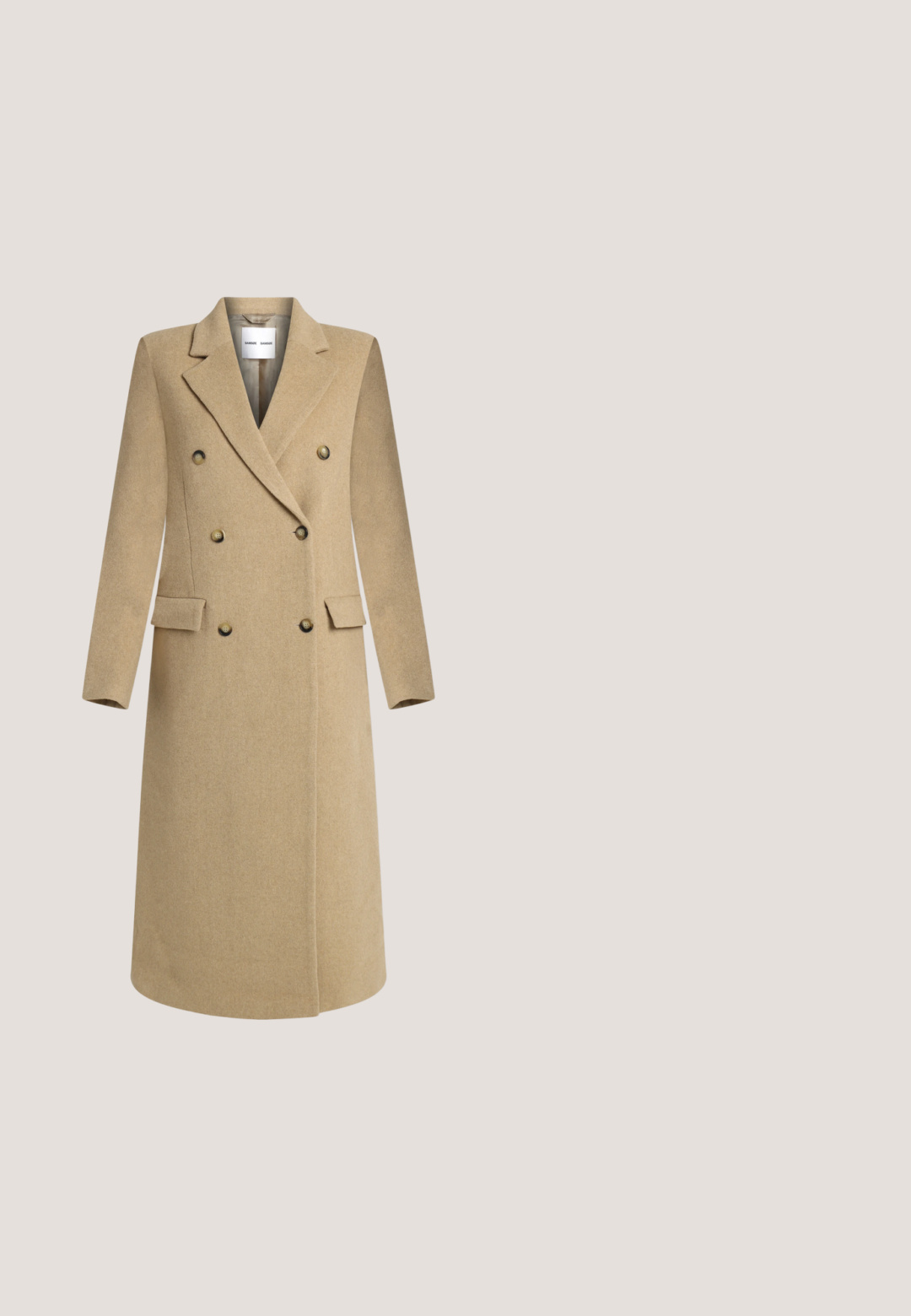 Beige dobbeltbrystet lang uldfrakke med seks knapper, brede reverser, klaplommer og ærmer i fuld længde.; Beige strikket sweater med rund hals, lange ærmer og ribkant. Blødt, tekstureret stof med en afslappet pasform.; Oliven grønne bukser med tekstureret stof, der har fladt forstykke, bæltestropper og en enkelt baglomme med syet lukning.; Hvide lærreds sneakers med beige ruskindsdetaljer, perforeret tåboks, flade snørebånd og en struktureret cremefarvet sål. Har diskret branding på hælen.; Beige strikket tørklæde med et fiskebensmønster og ribbet tekstur. Har et lille hvidt mærke med "CECIL" i sort tekst.; Stor cremefarvet lædertaske med to runde håndtag, let struktureret form og en central syningsdetalje, med en glat tekstur.