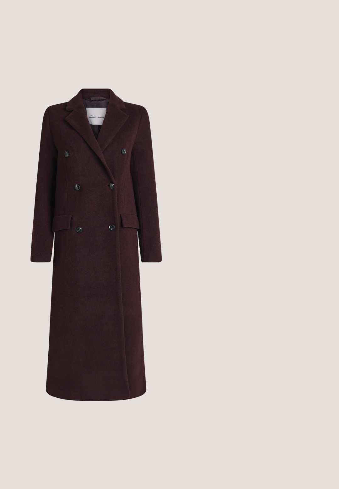 Long manteau en laine brun foncé à double boutonnage avec revers crantés, six boutons noirs et deux poches avant à rabat.; Pull bordeaux à épaules dénudées avec des manches longues, texture côtelée et coupe ample. Fabriqué à partir d'un matériau doux et extensible.; Jupe midi en maille bordeaux avec une silhouette ajustée, texture lisse et une taille. Pas de coutures ou de motifs visibles. Couleur unie sur l'ensemble.; Botte en cuir bordeaux foncé brillant mi-mollet avec bout pointu et talon bloc haut sur fond neutre.; Sac à épaule en cuir bourgogne avec une forme incurvée, fermeture éclair et une sangle détachable. Présente une texture lisse et des accents en métal doré.; Boucles d'oreilles pendantes avec perles rondes violet foncé, ovales texturées, dorées et irrégulières brun foncé ressemblant à des pierres, empilées verticalement.