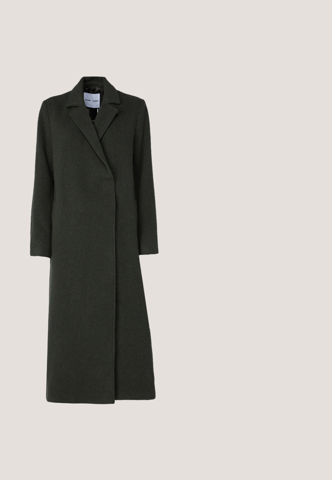 Manteau long en laine de couleur vert foncé, avec un col à revers, un design à boutons simple et des poches latérales ; texture lisse.; Pull à col roulé vert foncé en tricot fin, avec des manches longues et une coupe ajustée, bordé d'un col et d'un ourlet côtelés.; Jupe sombre verte, texturée, longueur genou avec une silhouette ajustée et un ourlet ondulé. Le matériau semble froissé avec une finition lisse.; Chaussure à talon haut en velours vert avec un bout pointu, une bride de cheville et un détail floral à l'avant. Texture lisse et design épuré.; Sac à main vert foncé avec texture crocodile, poignée supérieure, détail de serrure dorée et bandoulière chaîne dorée amovible sur un fond clair uni.; Boucles d'oreilles rondes avec des clous dorés texturés et des boucles circulaires ornées de perles vertes suspendues en dessous sur un fond blanc.
