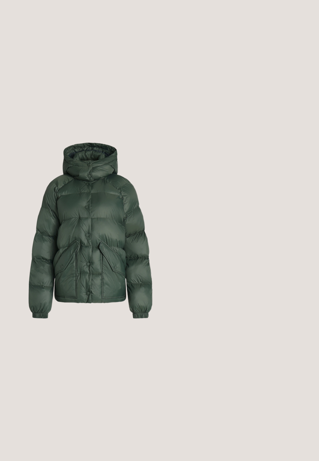 Veste d’hiver matelassée vert foncé avec capuche, fermeture par boutons-pression, deux poches à rabat devant et poignets élastiques aux manches.; Pull en maille côtelée grise à manches longues avec un col à fermeture éclair à moitié, présenté sur un fond clair uni.; Jean en denim gris évasé avec une taille haute, une finition délavée, cinq poches et des passants pour ceinture. Détails de coutures le long des coutures.; Bottine en cuir marron foncé avec un orteil carré, un talon bloc et un logo embossé subtil près du haut sur fond blanc uni.; Sac à épaule en cuir vert avec un design arrondi, poche zippée à l'avant et poches supplémentaires sur les côtés. Texture lisse et matériel minimal.; Boucles d'oreilles demi-cercles ton argent avec texture striée et fermoirs à pression sur fond blanc.