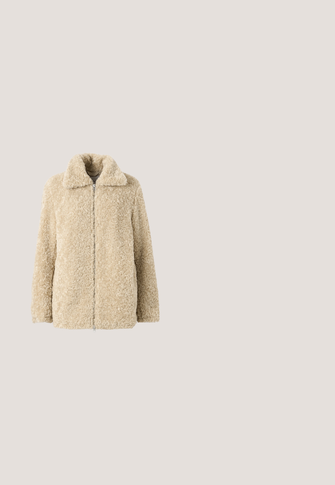 Beige faux fur jakke med krave, lynlås foran og to sidelommer. Blød tekstur og afslappet pasform.; Sort turtleneck sweater lavet af let strikket stof. Har lange ærmer, et tætsiddende design og en blød ribbet tekstur.; Lysblå højtaljede straight-leg jeans med frontknap og lynlås, fem lommer og subtilt falmet detaljer.; Sort læderankelstøvle med spids tå og lille hæl vist mod en væg af glasblokke og poleret gulv baggrund.; Lille beige læderhåndtaske med top håndtag og sølv CK-logo på frontklap, vist mod en hvid baggrund.; Guldøreringe i hoops med en glat, blank finish og en række klare krystaller langs den ene kant. Lille og cirkulær design.