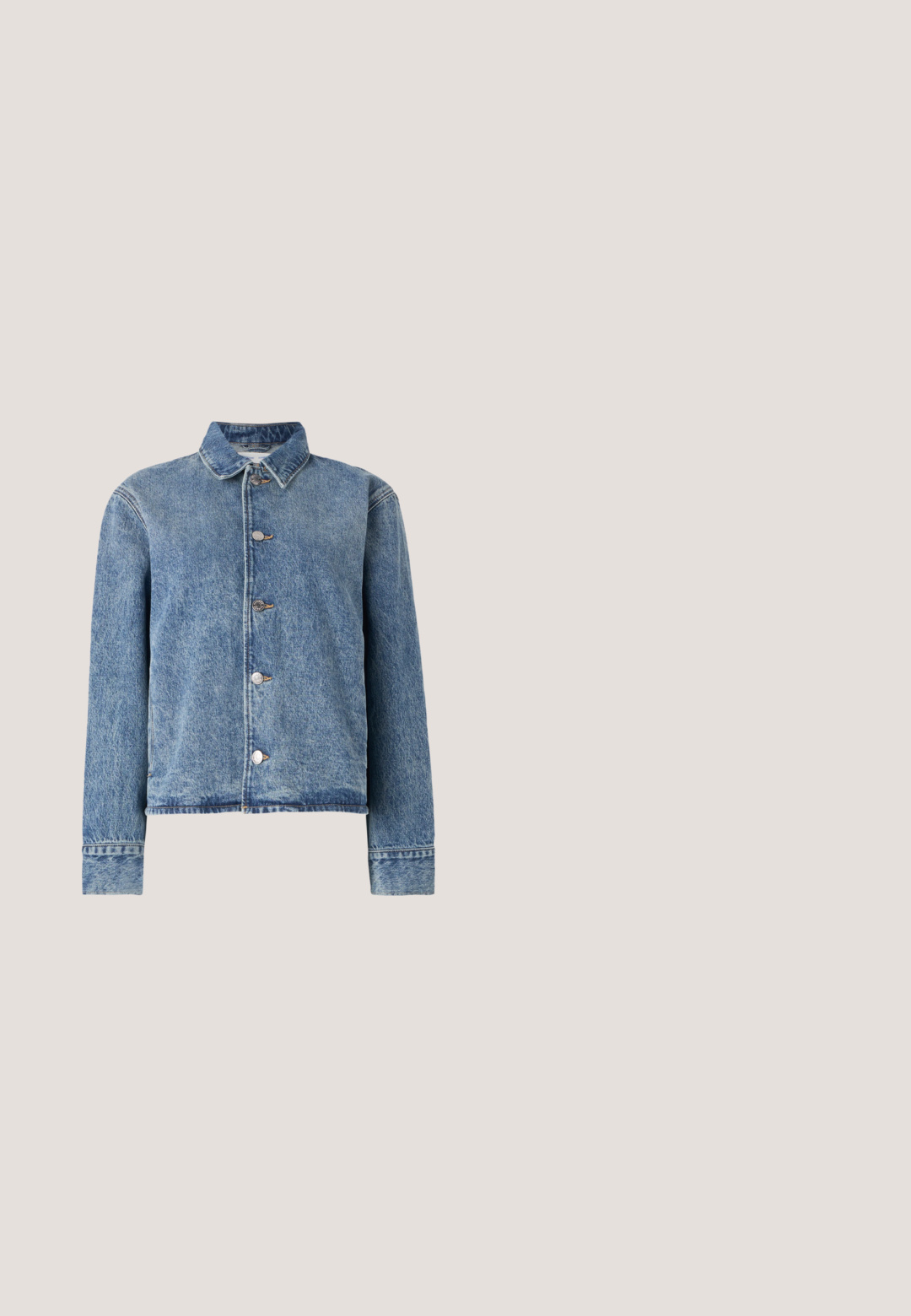 Veste en jean bleu clair avec un devant à boutons, un col, des manches longues et un ourlet frangé. Présente des boutons en métal et une texture légèrement vieilli.; T-shirt à manches courtes rose clair avec logo A|X en petite police discrète centré sur la poitrine, col ras du cou et design simple.; Jean bleu coupe droite avec un lavage délavé, style cinq poches et fermeture par bouton à la taille.; Baskets basses de couleur crème avec des accents dorés, des lacets et un marquage « Armani Exchange » en relief sur la semelle et le patch latéral.; Sac à bandoulière en cuir couleur crème de Calvin Klein avec bord supérieur incurvé, fermeture éclair argentée et sangle ajustable brun foncé.; Paire de boucles d'oreilles créoles en bouclettes dorées brillantes sur fond blanc uni, présentant un design torsadé entrelacé.