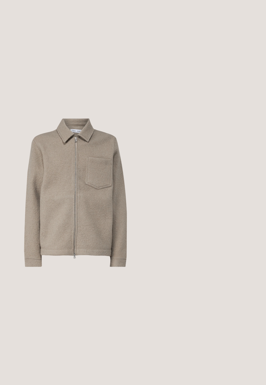 Samsøe Samsøe HANNES FULL ZIP - Veste légère - seneca rock; Polo marron à manches courtes avec col ouvert et petit logo noir "ck" sur le côté gauche de la poitrine, sur un fond uni.; Jean en denim bleu clair avec une coupe droite. Présente une fermeture à bouton et des passants de ceinture, mettant en valeur une texture décolorée et des coutures minimalistes.; Bottines en cuir marron avec une embout rond, des détails de lacets et une semelle en caoutchouc noire. Logo notable sur le talon et accents de couture.; Sac bandoulière compact vert olive avec poche avant, sangle noire réglable, fermeture zippée et plaque logo Calvin Klein.; Ceinture en cuir marron foncé avec une boucle rectangulaire en métal argenté et une surface texturée, roulée avec les trous de la ceinture visibles.