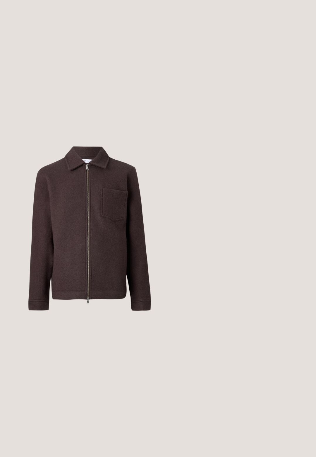 Bruine wollen jas met een ritssluiting aan de voorkant, puntkraag en één borstzak. Glad textuur en een getailleerd silhouet met lange mouwen.; Licht beige ronde hals truik met een gestructureerd geweven patroon, ribgebreide mouwen en zoom, weergegeven tegen een witte achtergrond.; Langslavige crew neck-shirt met horizontale bruine en witte strepen, gemaakt van zachte stof, plat gelegd op een lichte achtergrond.; Bruine corduroy broek met verticale strepen, een rechte pasvorm en een frontsluiting met knoop. Soepele textuur met een klassiek ontwerp.; Bruine leren Chelsea-boot met elastische zijpanelen, een treklabel en een lage gestapelde hak. Gladde textuur met ronde neus en minimale details.; Bruin leren toilettas met een gestructureerd oppervlak, ritssluiting en een handvat aan de zijkant. Rechthoekige vorm, gladde randen, minimale merkdetails.