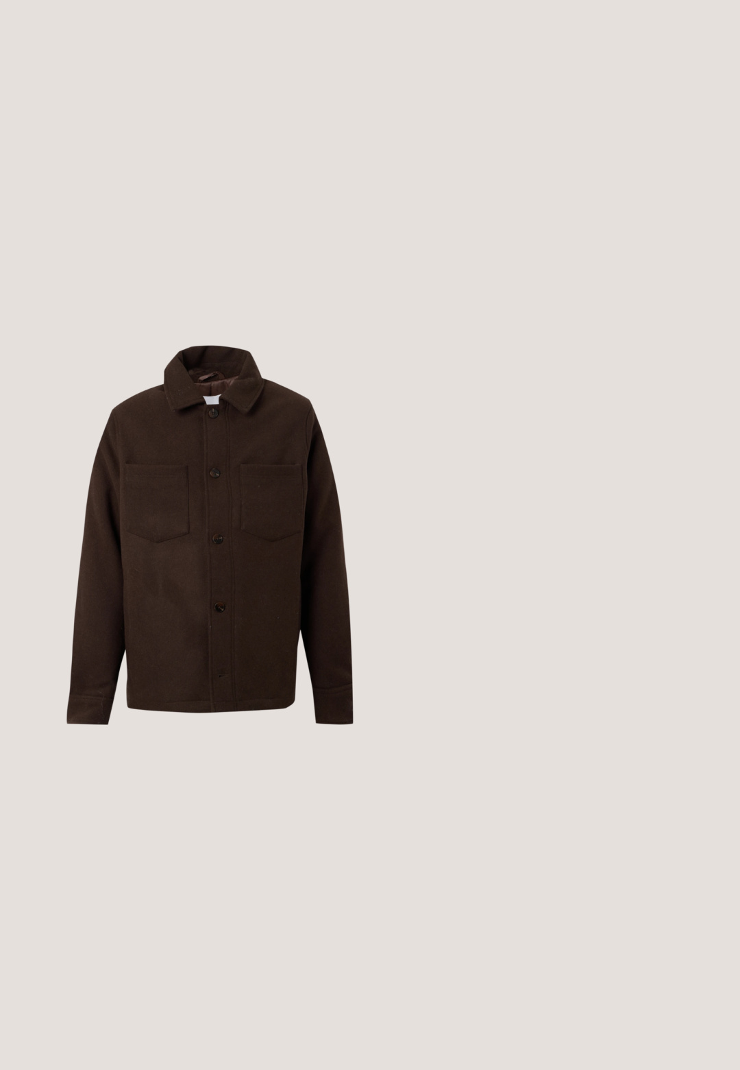 Veste marron foncé à boutons, manches longues, deux poches poitrine et col, présentée sur un fond clair uni.; Pull à col montant marron avec des manches longues, fabriqué en tissu tricot lisse. Il présente une coupe ajustée et des poignets et un col côtelés.; Chemise marron à manches longues avec boutons, col pointu et une poche poitrine, présentée à plat sur un fond clair.; Pantalon en denim marron avec une coupe droite. Il comprend une fermeture avant à bouton, deux poches latérales et des détails de couture minimaux.; Zign by Zalando Bottines à lacets - dark brown; Sac bandoulière en cuir marron foncé avec fermeture à rabat et sangle en tissu réglable sur fond blanc.