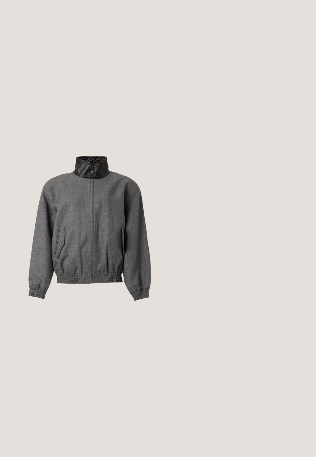Graue Reißverschlussjacke mit schwarzem Lederhohkragen, elastischen Bündchen und zwei seitlichen Klappentaschen auf einfachem Hintergrund.; Weekend Max Mara ZURCA - Top - antracite; Schwarze, weit geschnittene Hose mit Falten, aus einem glatten Stoff gefertigt. Verfügt über einen taillierten Bund und klare Linien, geeignet für formelle Anlässe.; Schwarze Peeptoes mit abgerundetem Zehenbereich, aus glattem Leder gefertigt. Sie verfügen über einen elastischen Riemen und einen markanten zylindrischen Absatz.; Schwarze Ledertasche mit einem weichen, gerafften Design. Verfügt über ein strukturiertes Logo auf der Vorderseite und zwei robuste Griffe zum Tragen.; Zwei gebogene silberne Ohrringe, einer größer als der andere, beide mit kleinen funkelnden Kristallen entlang einer Kante verziert.