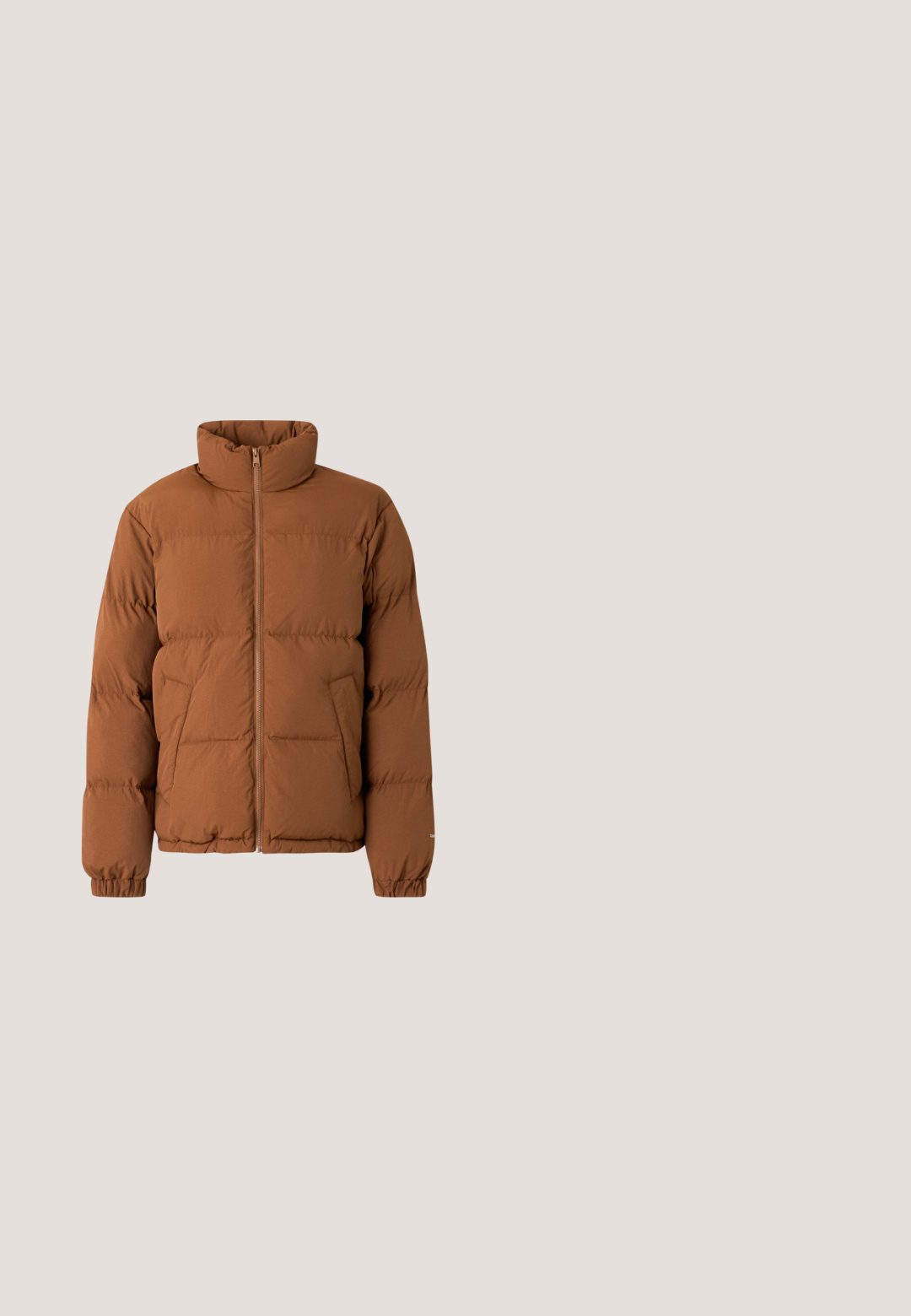 Bruine pufferjack met een hoge kraag, volledige ritssluiting aan de voorkant, ribgebreide manchetten en twee zijzakken. Heeft een doorgestikte design voor extra warmte.; CLOSED CREW NECK LONG SLEEVE - Trui - light mocha brown; Overhemd met lange mouwen met een witte basis en kleurrijke wortelafbeeldingen in oranje en blauw, omgeven door ingewikkelde lijntekeningen van bloemen.; Oranje katoenen broek met een rechte pasvorm, voorzien van voorplooien, riemlussen en een gladde textuur. Klassiek ontwerp zonder patronen.; Bruine leren Chelsea-laarzen met elastische zijpanelen, een rubberen zool en gestikte details langs de neus. Voorzien van uittreklussen voor gemakkelijk aantrekken.; Kleine lichtbruine leren crossbodytas met verstelbare schouderriem, voorvak met rits en herhalend zwart MCM-logo patroon.