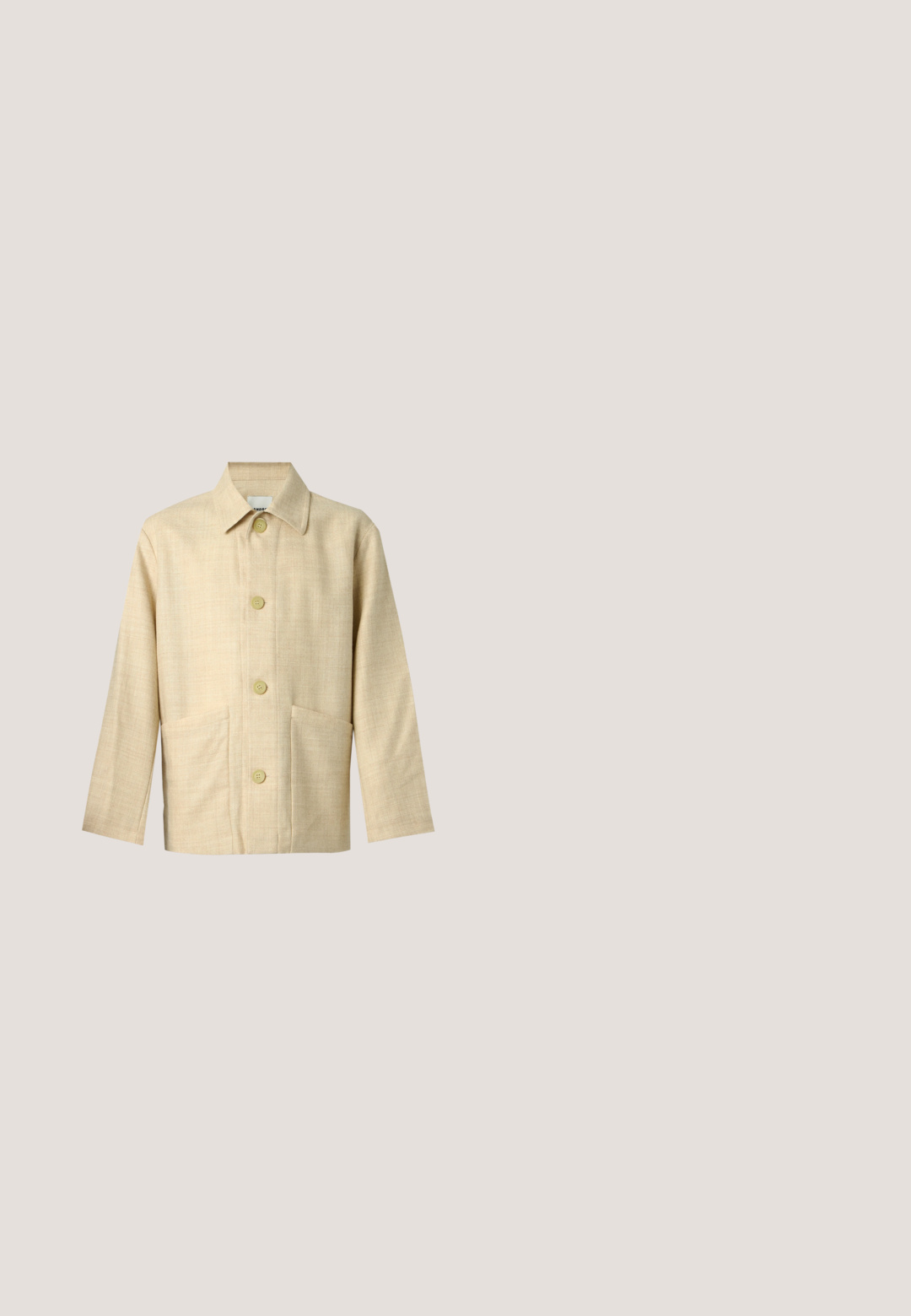 Beige langärmelige Jacke mit Knöpfen, Kragen und zwei vorderen Taschen aus strukturiertem Stoff.; Navyblauer Sweatshirt aus weichem Baumwollstoff, mit Rundhalsausschnitt, langen Ärmeln und einem kleinen, kontrastierenden blauen "Tiger of Sweden"-Logo.; Marineblaue Shorts mit weißen Umrissen tropischer Blätter, elastischem Bund und navy-blauem Kordelzug vorne.; Offwhite Sneaker mit niedrigem Schaft, Schnürung vorne, gepolstertem Kragen, dezenten Nähten, Gummisohle mit grauen Akzenten und kleinem Markenetikett an der Seite.; Schwarze Sonnenbrille mit abgerundet rechteckigen Rahmen, grünen Gläsern, matter Oberfläche und einem dezenten Logo-Detail an den Bügeln.; Marinefarbene Umhängetasche aus Stoff mit Klappenverschluss, verstellbarem Riemen, silbernen Metallteilen und Lacoste-Logo. Strukturiert Oberfläche mit einer stabilen Form.