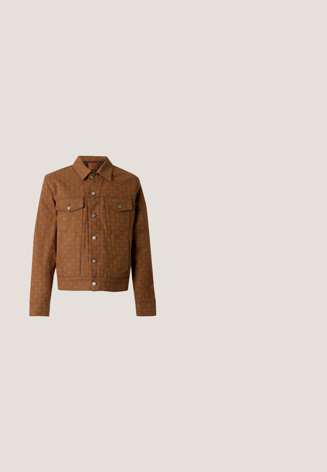 Chaqueta marrón de cuadros con botones, con dos bolsillos en el pecho y botones plateados, mostrada sobre un fondo claro y liso.; Jersey de punto con mangas largas y grandes patrones de piezas de rompecabezas en beige, marrón, gris, negro y hilo multicolor moteado.; Camiseta de manga corta en un suave tejido texturizado color beige claro. Cuenta con un cuello redondo y un sutil detalle del logo cerca del dobladillo.; Vaqueros de mezclilla azul claro con un diseño juguetón de conejo bordado en la parte frontal de la cintura.; Botas de tobillo de ante marrón con punta redonda, acento de correa de cuero y suela de goma, con un diseño elegante y minimalista.; Pequeña bolsa bandolera de cuero color marrón claro con correa ajustable, bolsillo delantero con cremallera y patrón repetido del logo negro de MCM.