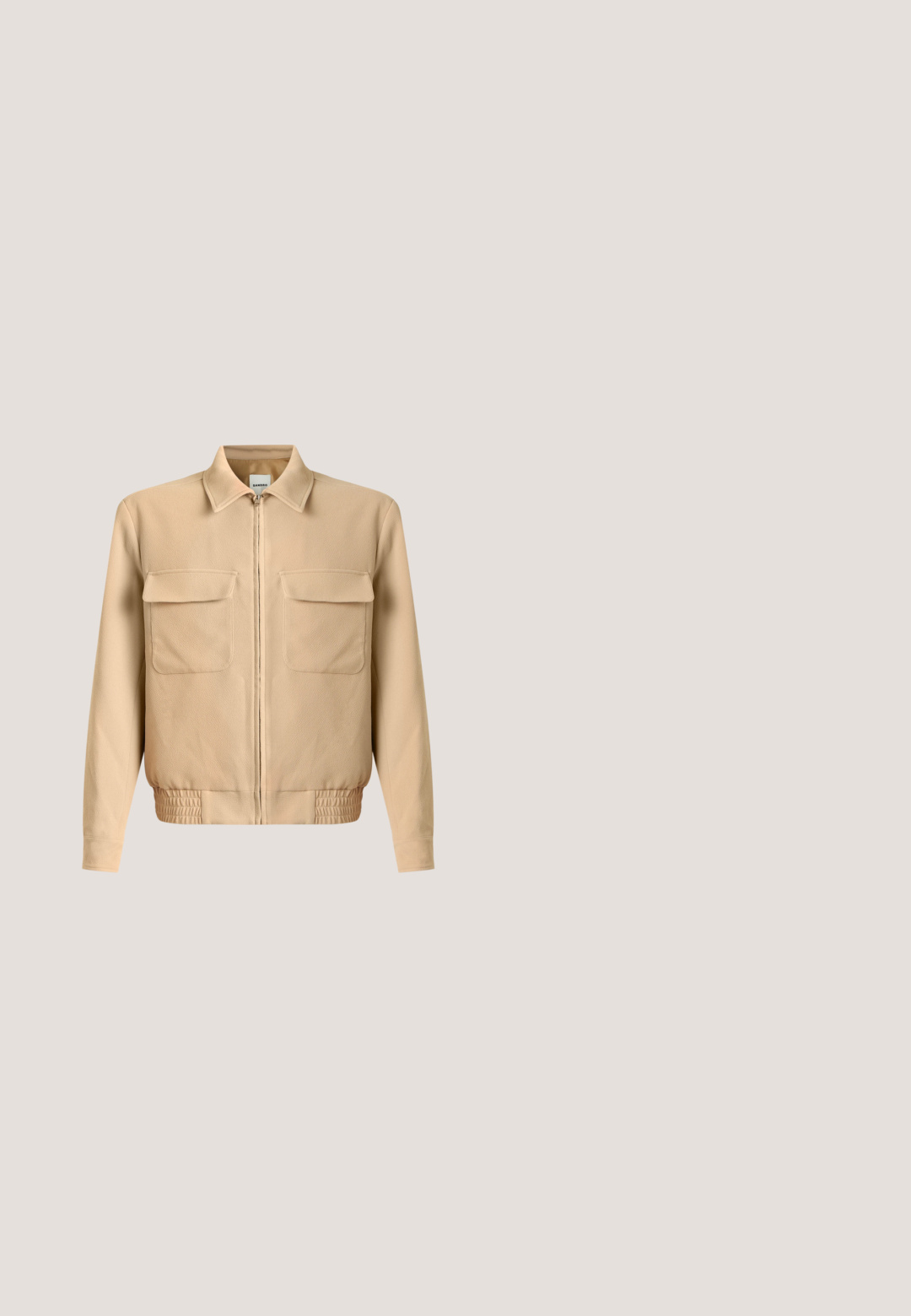 Lichtbeige lange mouwen jas met rits aan de voorkant, twee klepzakken op de borst, kraag en elastische tailleband op een effen achtergrond.; Bruin-witte trui met ritssluiting en een kraag; heeft een groot rood "Les Deux"-logo aan de voorkant; gemaakt van gestructureerde gebreide stof.; Beige katoenen t-shirt met een grafisch ontwerp van een figuur die zit na te denken en de tekst "HERINNER JE JE VERVELING?" gedrukt in zwart. Rond de hals ontwerp.; Zwarte spijkerbroek van denim met een rechte snit, voorzakken en een rood label aan de linkervoorkant. De stof heeft een licht gestructureerde textuur.; Donkerbruine suède Chelsea-boot met elastische zijpanelen, treklussen voor en achter en lage gestapelde hak op een lichte achtergrond.; Bruine leren schoudertas met klepafsluiting, verstelbare stoffen schouderriem, zichtbare stiksels en reliëflogo aan de voorkant.