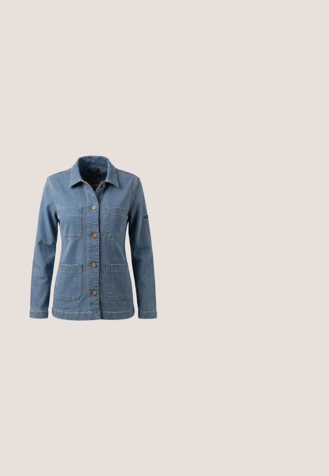 Chaqueta vaquera azul con mangas largas, cuatro bolsillos delanteros, cierre de botones y cuello, mostrada sobre un fondo blanco.; Suéter de punto azul claro de manga corta con mangas abullonadas y acanaladas y escote redondo.; Falda de mezclilla azul oscuro con corte recto, que cuenta con un cierre frontal de botones, trabillas para cinturón y dos bolsillos frontales. Textura suave y costuras visibles.; Zapatilla de cuero blanca con capuchón de ante en la puntera y acento en el talón de color azul claro. Cuenta con cordones planos, diseño perforado y una suela de goma.; Bolso tote con estampado floral en azul claro y blanco. Fabricado con un material duradero, cuenta con dos asas y una forma rectangular estructurada.; Colgante en forma de herradura dorada con diez puntos de esmalte azul oscuro, presentando una superficie lisa y un acabado pulido.