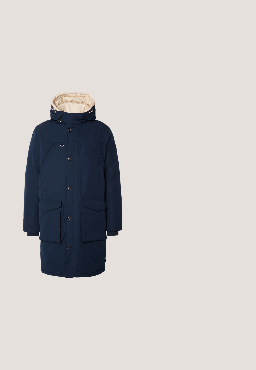 Parka de marina con capucha, dos bolsillos delanteros, cierre de botones y un forro interior beige. Hecha de un tejido duradero con una textura suave.; Sudadera azul marino con cuello alto y media cremallera. Fabricada con tela suave, cuenta con puños y dobladillo acanalados para un ajuste cómodo.; Camiseta de algodón azul marino de manga corta, con cuello redondo y pequeño logo bordado en el pecho. Textura suave, diseño casual.; Jeans de color azul oscuro con diseño de pierna recta, cierre de cremallera y dobladillo doblado. Hechos de denim con un ligero desgastado y detalles de costura en contraste.; Botas de tobillo de ante en azul marino oscuro con punta redonda, cierre con cordones y suela de goma marrón. Presenta un diseño cosido y un tirador en la parte trasera.; Bolso bandolera de cuero azul oscuro con bolsillo delantero con cremallera y correa de hombro negra ajustable.