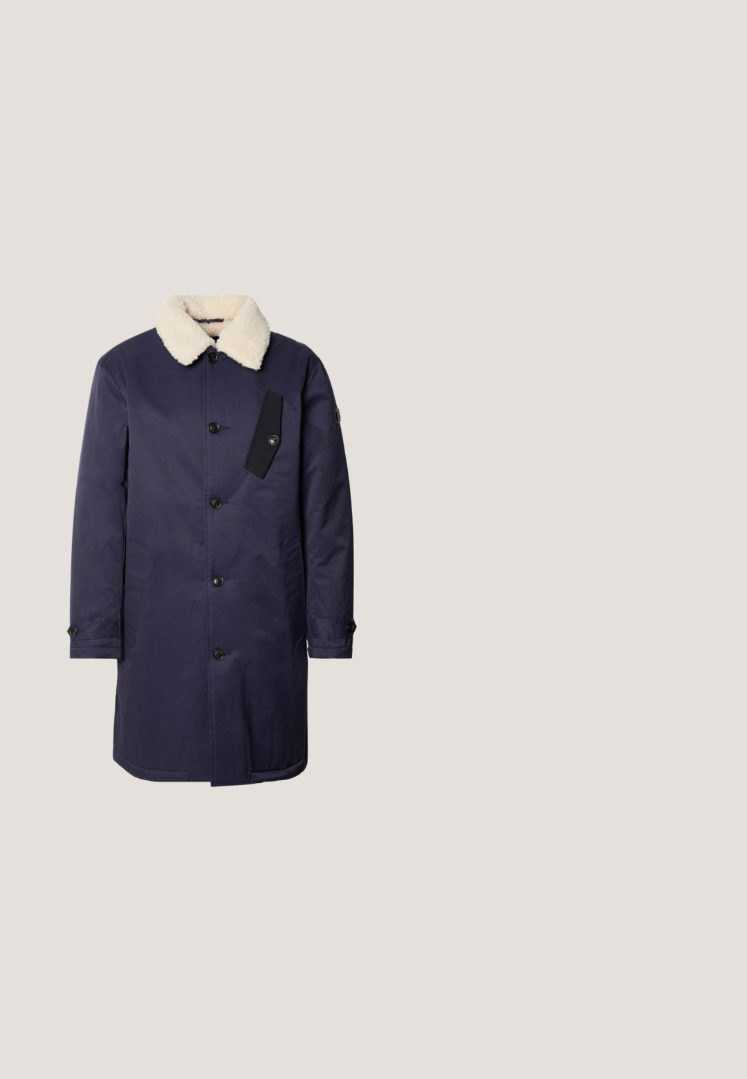Scotch & Soda COAT - Klasický kabát - peacoat; Pulóver s prúžkami v námorníckej modrej a bielej farbe, s vysokým golierom a štvrťovým zipsom. Vyrobený z mäkkej bavlny, má vyšívané logo na prednej strane.; Tmavomodrá polokošeľa s dlhým rukávom vyrobená z bavlny, s henley výstrihom a piatimi bielymi gombíkmi a rebrovanými manžetami. Mäkká textúra a priliehavý strih.; Tmavo modré kordové nohavice s hladkým materiálom, rovnými nohavicami a horizontálnymi ribbenými detailmi na predných vreckách pre zvýšenie textúry.; Hnedé semišové Chelsea čižmy s elastickou bočnou panelou, slučkou na zadnej strane, čiernou podrážkou a jemným logom "GANT" na bočnej strane.; Tmavomodrá obdĺžniková kabelka na rameno s nastaviteľným čiernym popruhom a malou čiernou logovou nášivkou v pravom dolnom rohu.