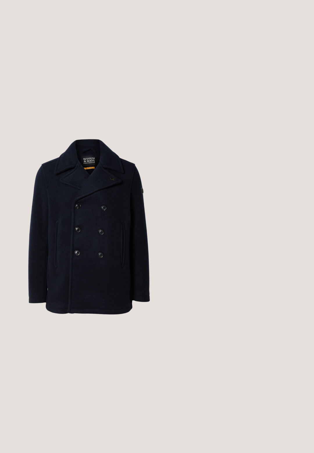 Mørkeblå uld peacoat med dobbeltradet design, stor klapkrave og to forlommer. Har sorte knapper og skulderlap.; Mørkeblå ribstrikket sweater med rund halsudskæring og lange ærmer, med en lille metallisk logo ved kantkanten. Tekstureret stof.; Mørkeblå langærmet skjorte til mænd med hvide knapper og et lille broderet logo på brystet.; Lys beige uldslynger med en glat tekstur, lige snit, frontfolder og en enkelt knaplukning i taljen.; Sort læder Chelsea-støvle med elastiske sidepaneler, rund tå og tekstureret overdel. Har en flad gummisål og diskret mærkedetalje.; Sort læder duffel taske med to top hanke, en aftagelig skulderrem og en lynlåslomme foran til ekstra opbevaring.