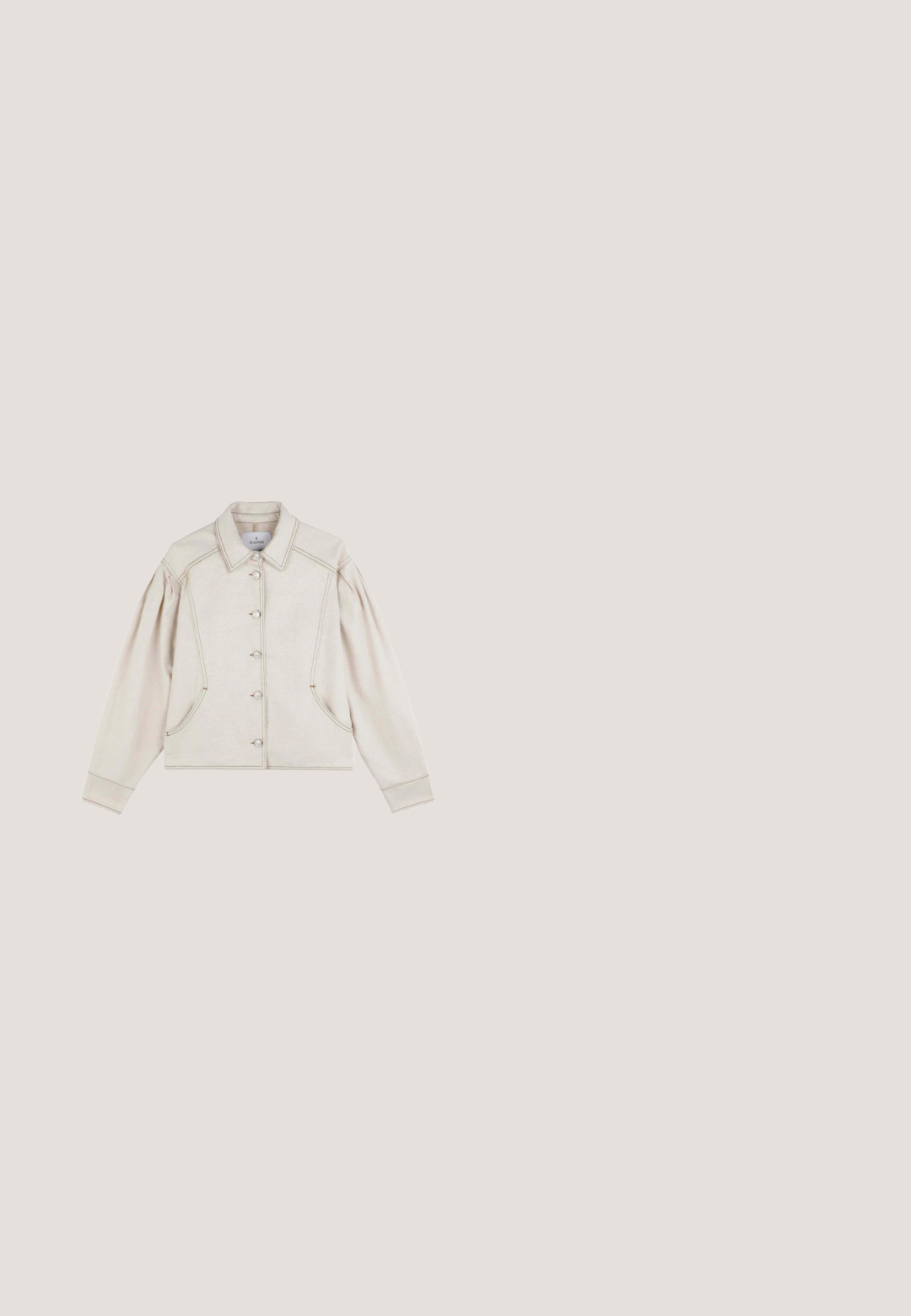 Beige cropped jasje met een knoopsluiting aan de voorkant, twee zijzakken en ballonmouwen. Kenmerkt zich door contrasterende stiksels en een spitse kraag.; Crèmekleurige, lange mouwen, vest met knopen, een ronde hals en een licht cropped lengte.; Witte T-shirt met korte mouwen van zacht materiaal, voorzien van een subtiel bladerenpatroon in een lichte textuur op de voorkant, ronde halslijn en een ontspannen pasvorm.; Witte wijde broek met een soepele textuur, voorzien van een horizontale tailleband en twee zijzakken, rechte snit met subtiele plooien.; Beige leren ballerina's met een gerimpelde elastische opening, puntige neus en platte zool. Zachte textuur met een minimalistisch ontwerp.; Beige suède hobo tas met een brede, gebogen handgreep en een gladde, gestructureerde oppervlakte. Heeft een minimalistische vorm zonder zichtbare hardware.