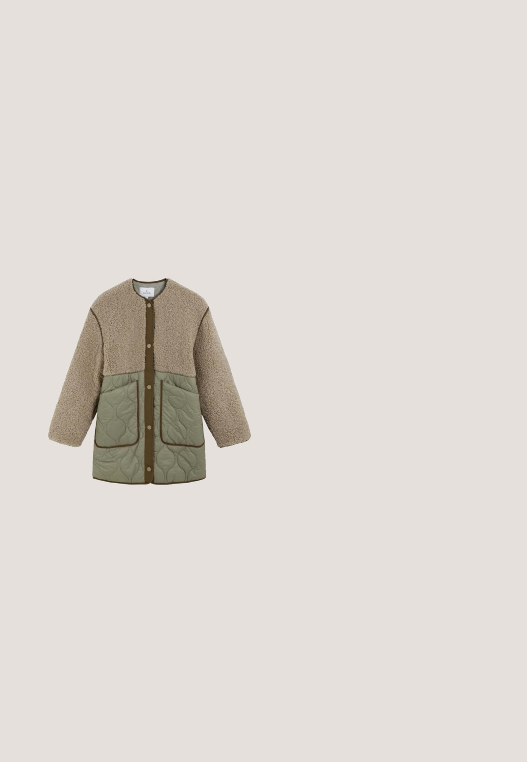 Beige und olivgrüner langärmliger Mantel mit einer gesteppte unteren Hälfte, großen Fronttaschen, Druckknöpfen sowie einem strukturierten Fleece-Oberteil und Ärmeln.; Beige gestrickte Strickjacke mit V-Ausschnitt, vier schwarzen Knöpfen und zwei aufgesetzten Taschen; gerippte Struktur und lange Ärmel.; Langärmliges Oberteil in hellbeige mit Rundhalsausschnitt und weichem, glattem Stoff, entworfen für eine figurbetonte Passform.; Beige Hose mit weitem Bein, elastischem Bund und Kordelzug, aus weichem Cordstoff, flach auf weißem Hintergrund liegend.; Sneaker mit einem beigen Veloursleder- und strukturierten cremefarbenen Obermaterial, roten synthetischen Streifen und einer braunen Gummisohle. Schnürdesign mit Logodetail.; Beige gepolsterte Tragetasche mit breiten Griffen und einem kleinen quadratischen Logo-Patch in der Mitte vorne, vor einem schlichten weißen Hintergrund.