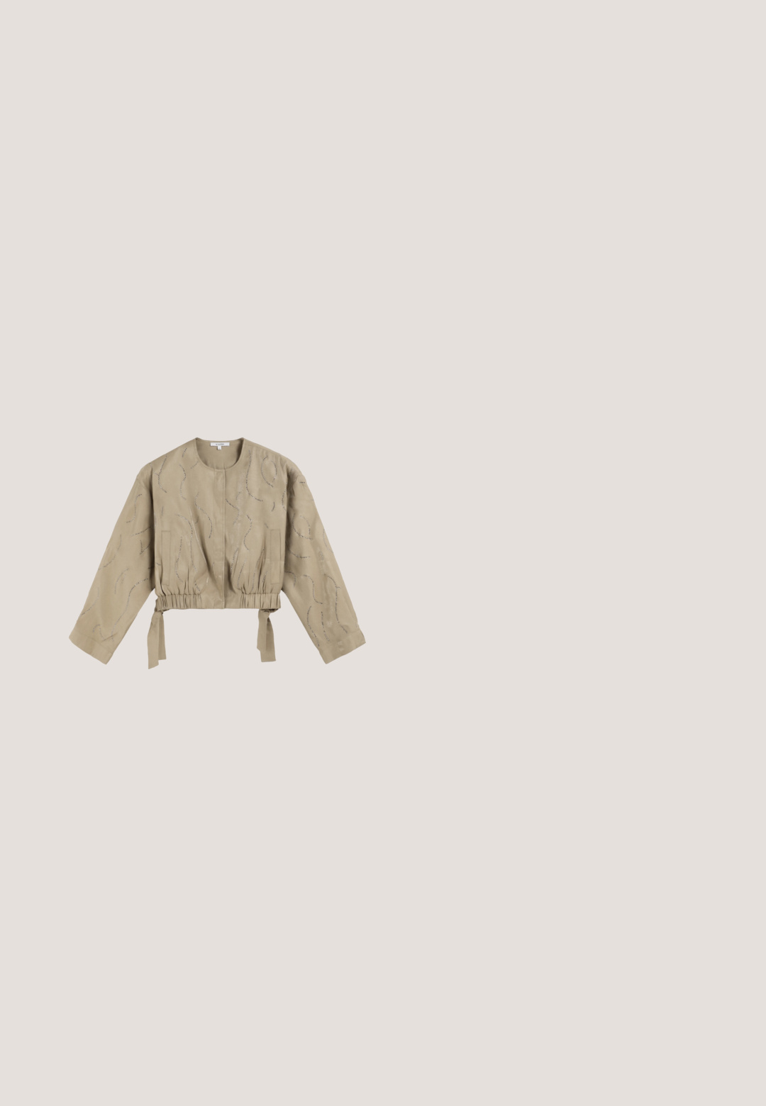 Veste courte beige à manches longues, taille froncée et fermetures à nouer. Dispose d'un motif texturé avec des fils métalliques. Tissu lisse.; Haut dos nu marron en crochet avec motif ajouré, décolleté en V profond et fermeture à nouer au cou.; Short en jean bleu clair avec poches avant, fermeture par bouton et fermeture éclair, et détails décolorés à l'avant.; Bottines en daim beige avec un bout pointu, des coutures décoratives et des clous métalliques le long des bords. Dotées d'un petit talon empilé.; Lunettes de soleil écaille de tortue brunes avec des verres rectangulaires. Des accents dorés sur les branches comportent des éléments décoratifs transparents.; Sac seau en daim beige avec des franges longues, fermeture à cordon, bandoulière ajustable et un petit charm métallique rond.