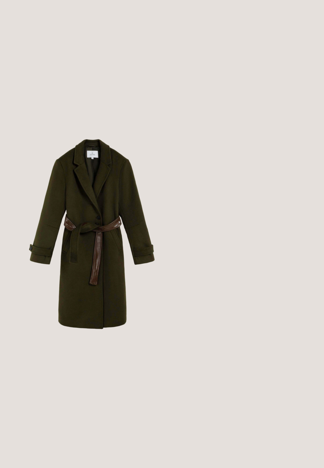 Olivengrøn uldblanding frakke med V-udskåret krave, enkelt knaplukning og et skinnende brunt bælte i taljen. Har opklappede ærmekanter.; Grøn ribbet sweater med bådudskæring, cropped design og lange ærmer, der har guldknapper langs venstre side.; Mørkegrønt fløjlstof med præget paisley-mønster, en stofbetrukket knap og en bæltesløjfe på en beklædningslinning.; Grøn læder ankelstøvle med en chunky sort sål, elastiske sidepaneler og løkke-tag bagpå. Glat finish og teksturerede detaljer.; Grøn fløjlshåndtaske med et gyldent rundt spænde og en sort rem. Designet har en blød, struktureret form med afrundede kanter.; Guldfarvet halskæde med en fin kæde, der har en rund grøn vedhæng prydet med et stjernemønster og en lille ædelsten detaljer.
