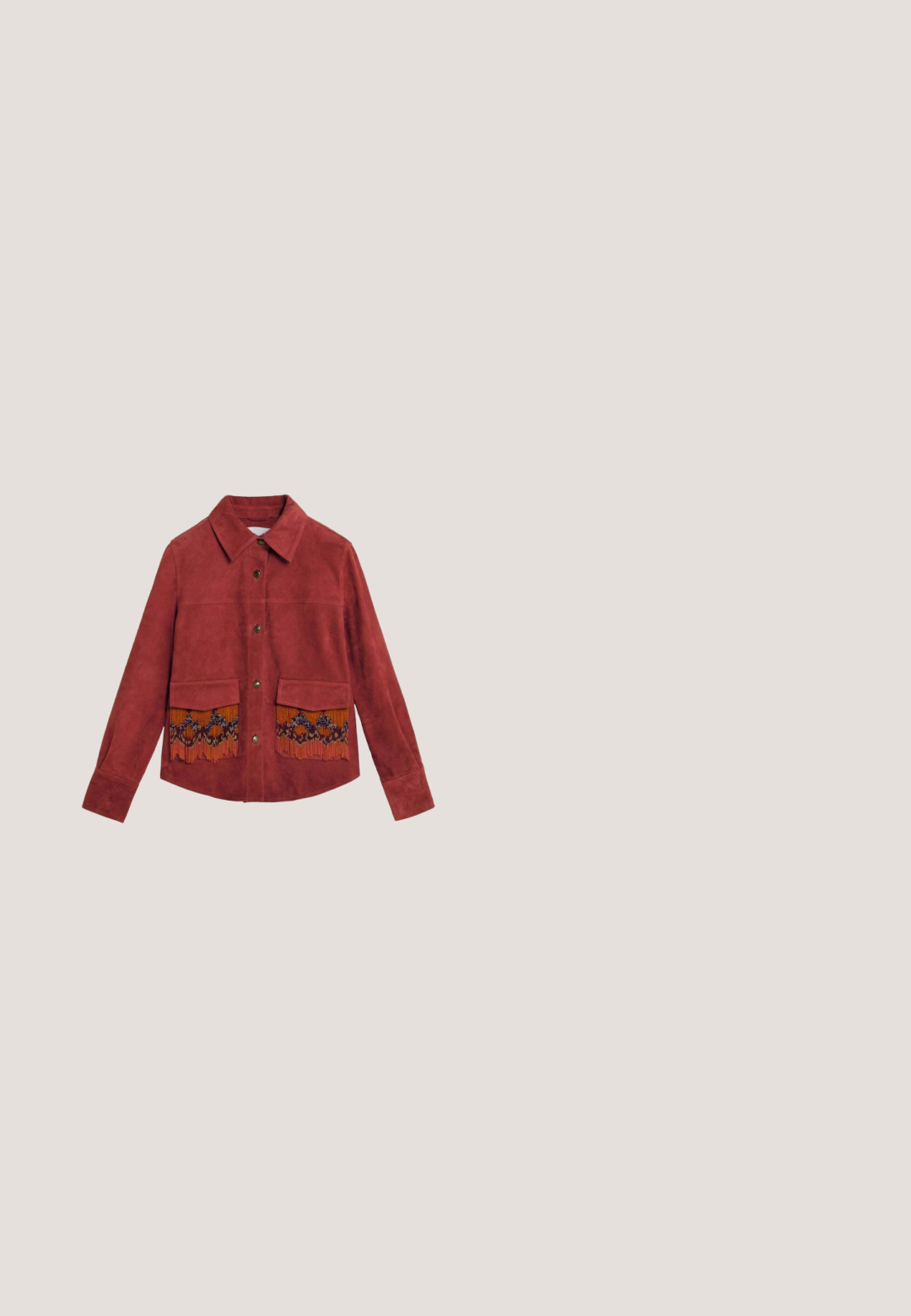Veste en suède rouge rouille à boutons, avec col et deux poches avant ornées de franges de perles orange et violettes.; Débardeur court en denim avec bretelles fines, fermeture à boutons sur le devant, deux poches poitrine à rabat, et surpiqûres contrastées.; Jeans en denim bleu clair avec une coupe droite, cinq poches et des coutures contrastées. Le tissu semble légèrement usé.; Bottine de cow-boy en daim tan avec un bout pointu, des coutures décoratives et un talon empilé. Dispose d'une languette à l'arrière pour un enfilage facile.; Grand sac fourre-tout en tissu bleu foncé avec poignées en cuir marron et coutures jaunes, doté d'un petit patch rectangulaire en cuir à l'avant.; Collier en chaîne en or avec des maillons entrelacés et un pendentif en forme de cœur poli, fermé par un fermoir à bascule. Texture lisse et finition brillante.